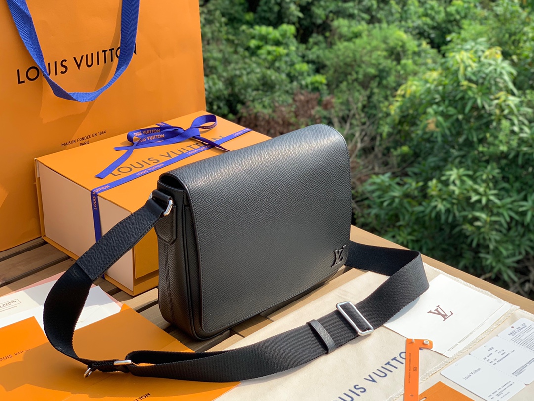 🌼 m30850尺寸26-20-7cm如果想找一款低调高级有质感的通勤包，非它必属原厂渠道特供，LV最新