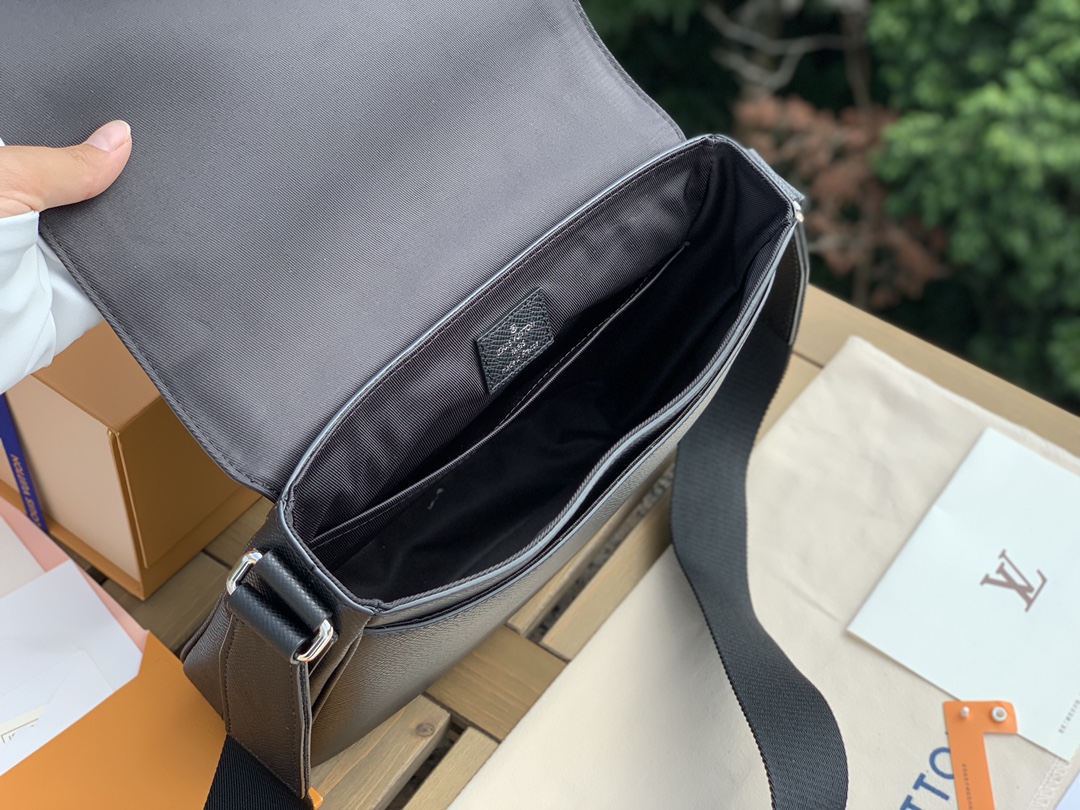 🌼 m30850尺寸26-20-7cm如果想找一款低调高级有质感的通勤包，非它必属原厂渠道特供，LV最新