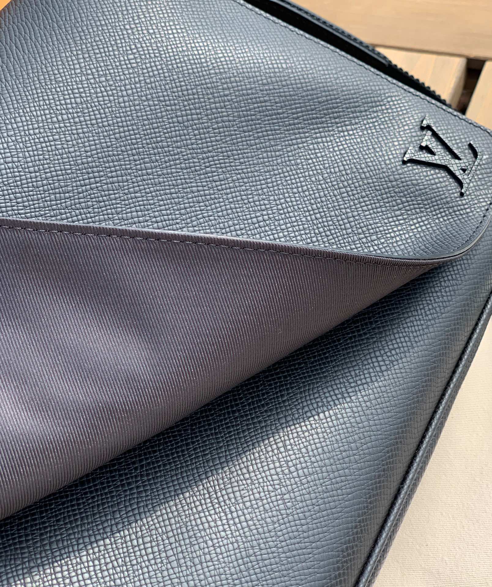 🌼 m30850尺寸26-20-7cm如果想找一款低调高级有质感的通勤包，非它必属原厂渠道特供，LV最新