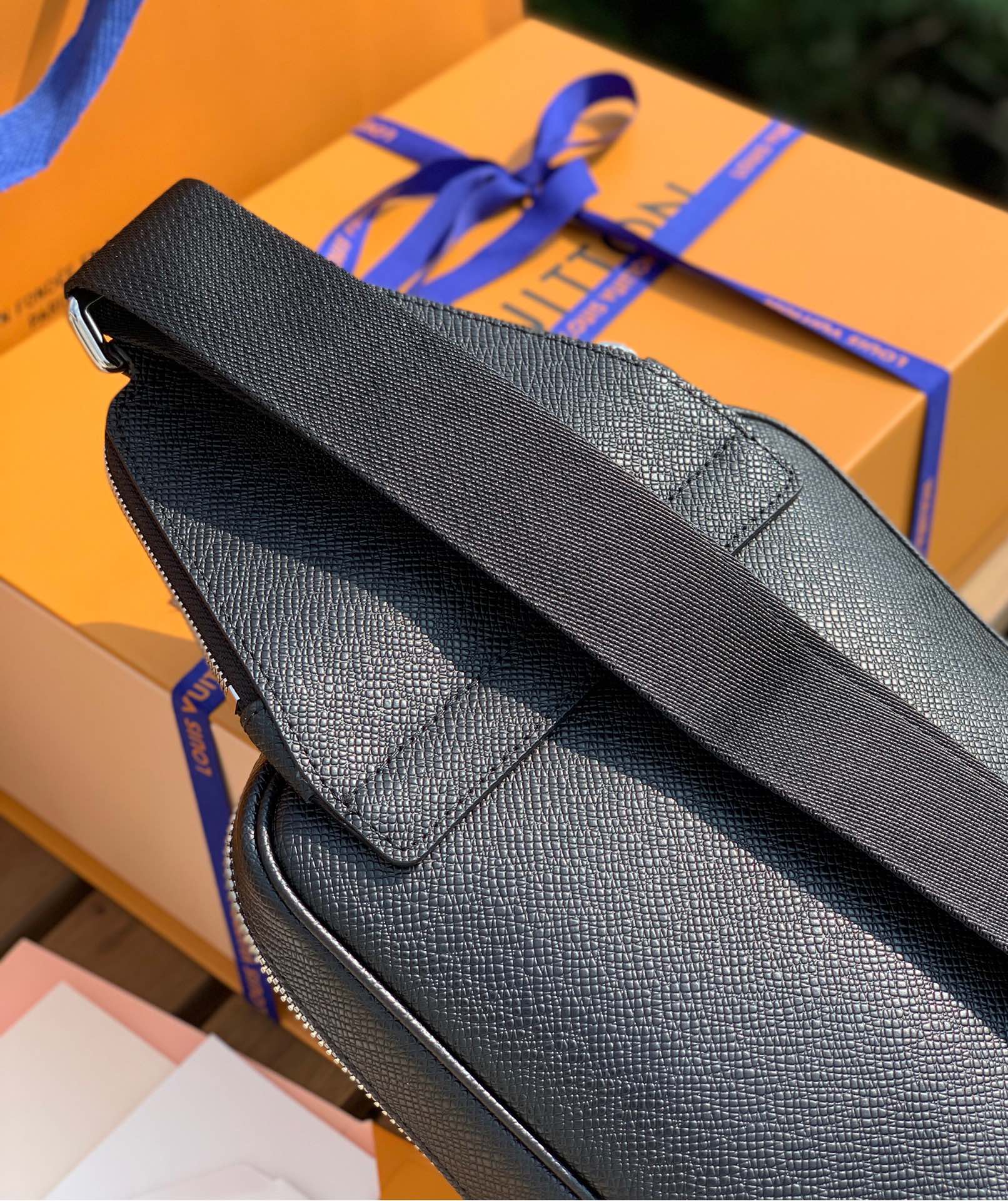 🌼 m56344尺寸20-31-10cm原厂渠道特供，LV十字纹 Avenue 男士胸包单肩包，采用 T