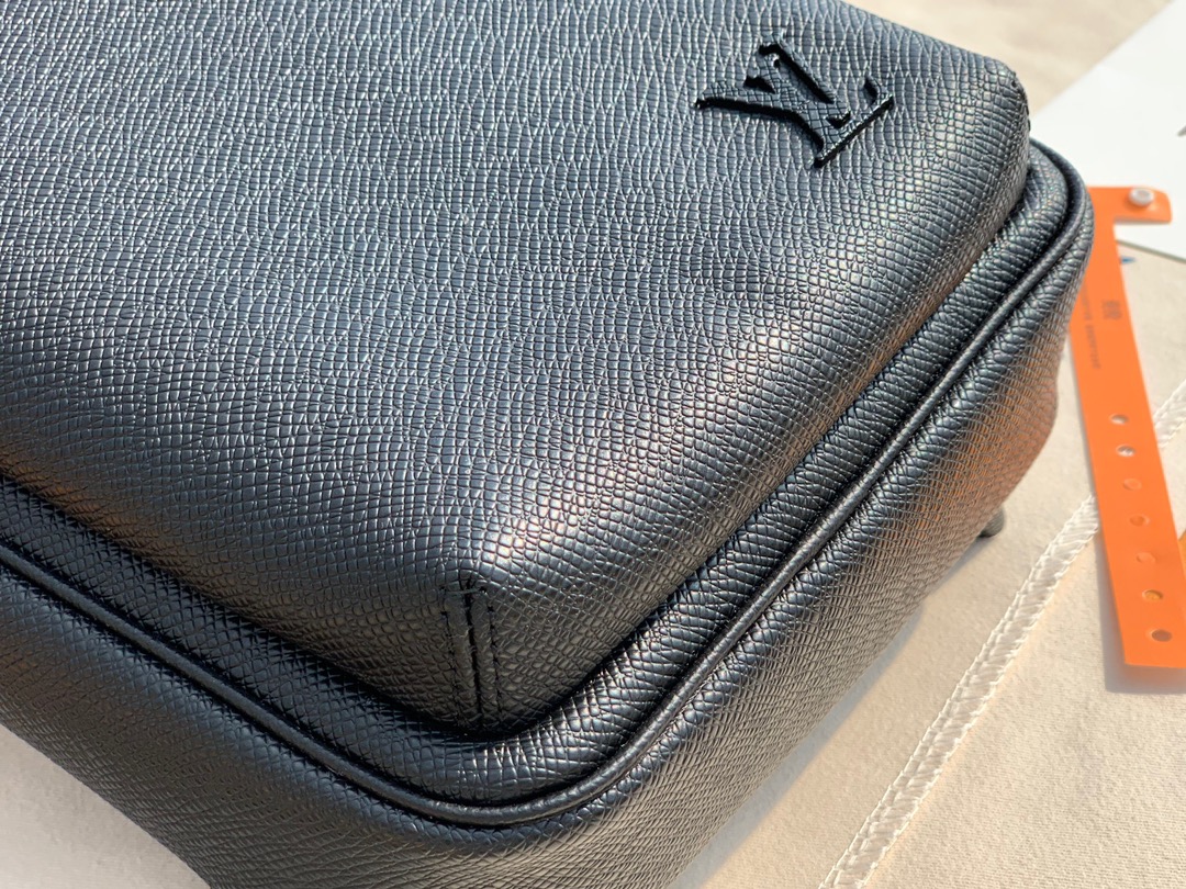 🌼 m56344尺寸20-31-10cm原厂渠道特供，LV十字纹 Avenue 男士胸包单肩包，采用 T