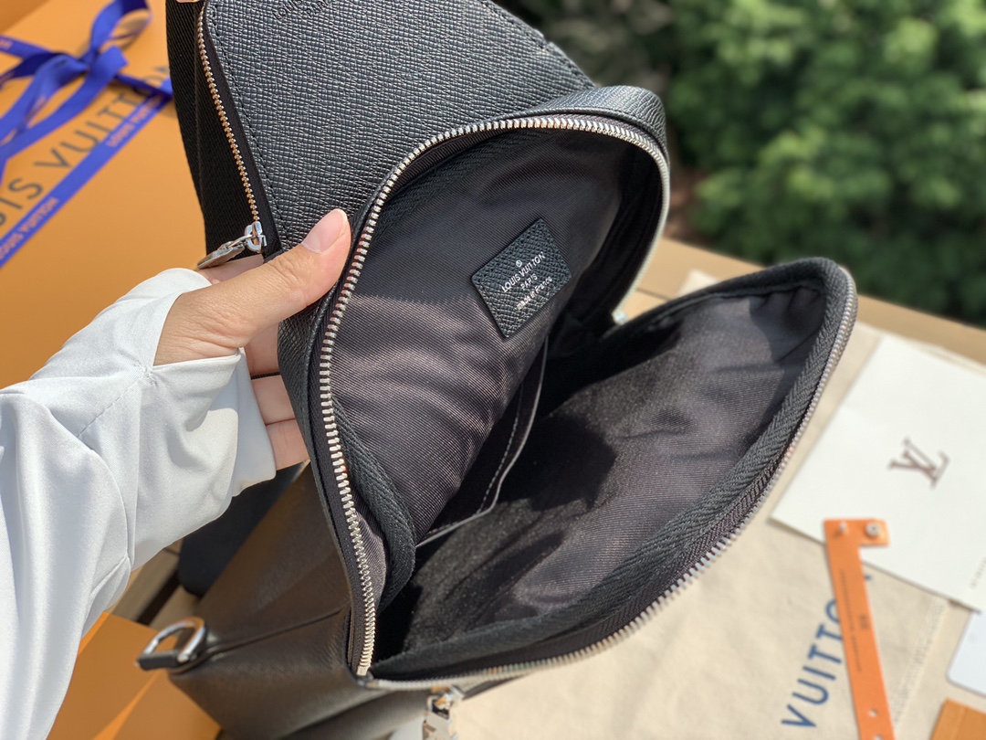 🌼 m56344尺寸20-31-10cm原厂渠道特供，LV十字纹 Avenue 男士胸包单肩包，采用 T