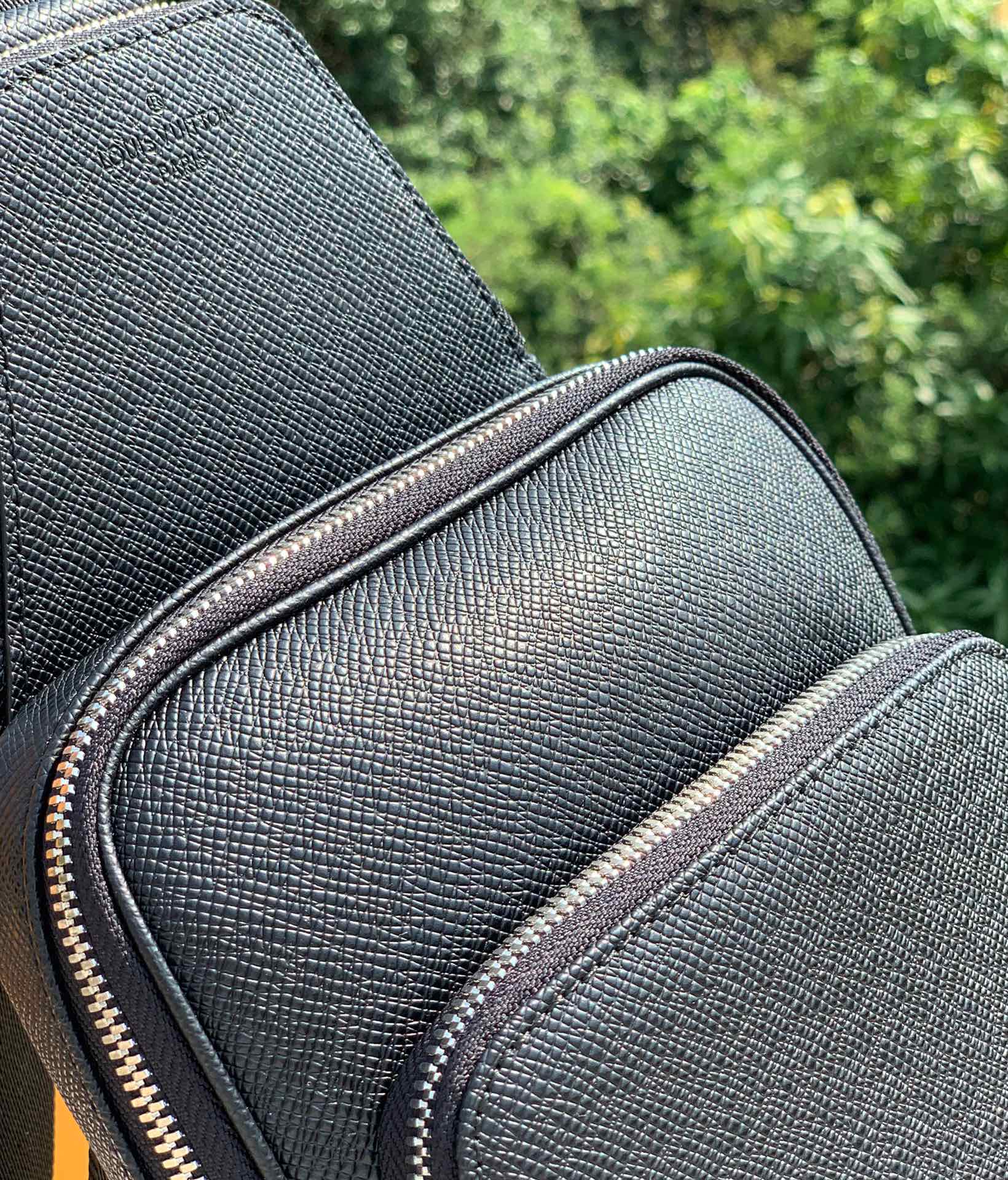 🌼 m56344尺寸20-31-10cm原厂渠道特供，LV十字纹 Avenue 男士胸包单肩包，采用 T