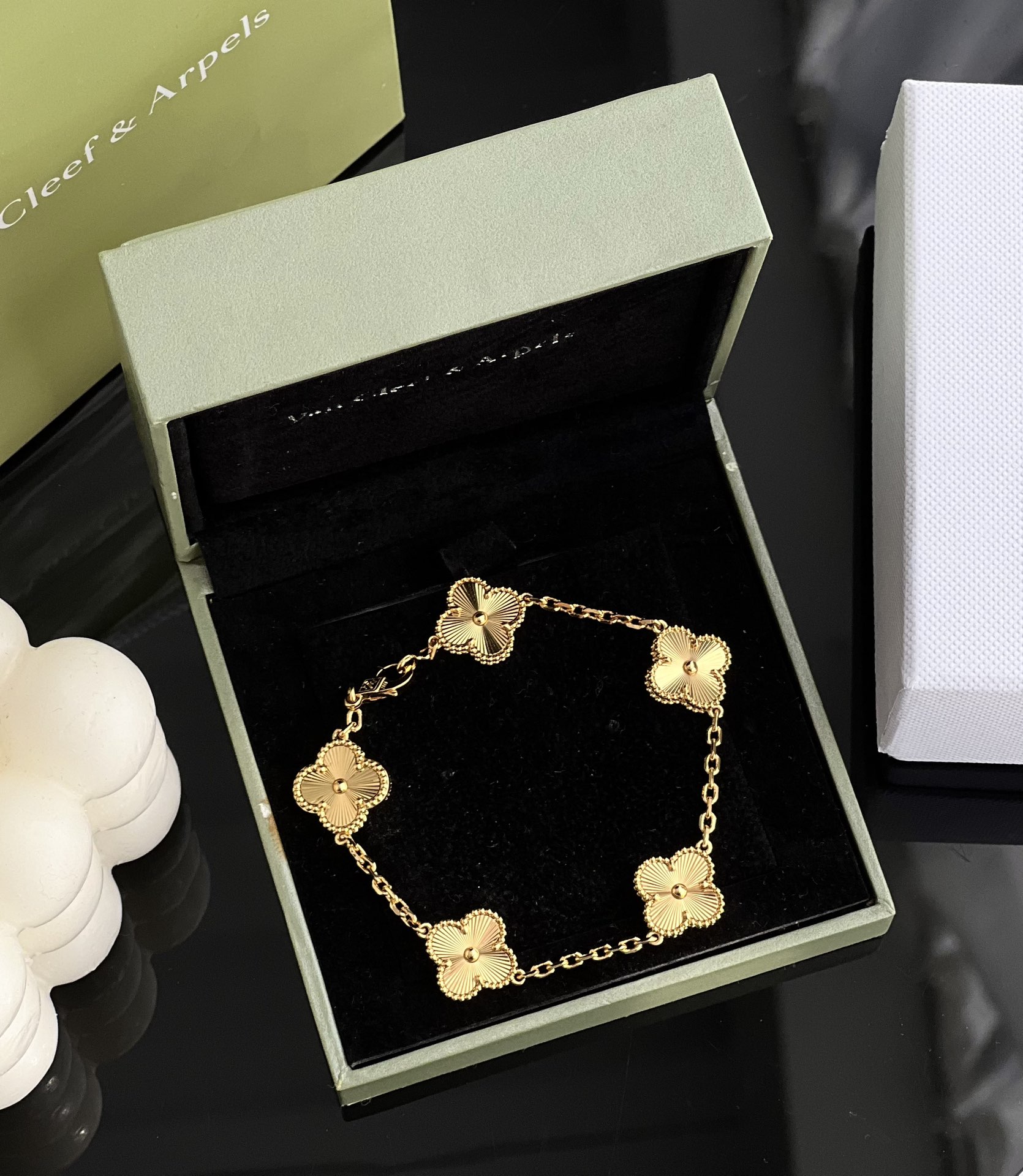 批💰配盒梵克雅宝 VCA四叶草五花黄金镭射手链。最 yupoo original quality ，代购级别！秒杀全网。经典款经久不衰，永远是饰品界的战斗机😌时尚别致。银镀K金材质，真空电镀K真金，四叶草版型端正，无缝镶嵌，链身粗细，菱形