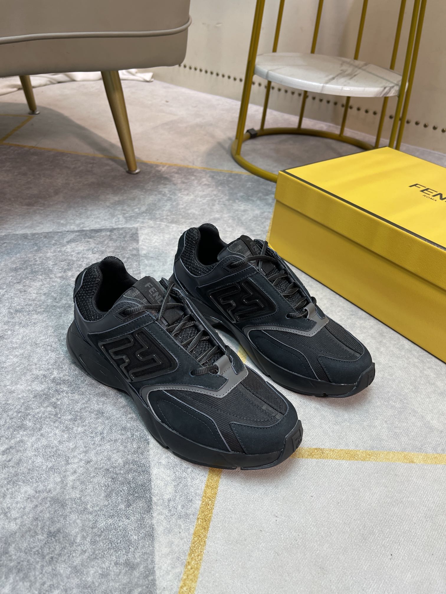 顶级版 情侣款FENDI Faster ss22 new arrival～ Fendi 芬迪 2022秋冬复古运动鞋款老爹鞋当下最火的运动鞋,我愿称它为男生的梦中情鞋,让我看看是哪个男生的鞋柜还没有这双百搭复古的靓鞋,超多明星示范,自然松驰 不受限制 优雅 时尚 休闲 经典设计 结合传统与现代 演绎不一样的美 原版高端定制 所有细节材质都对版 原版精美包装 情侣款35-45码