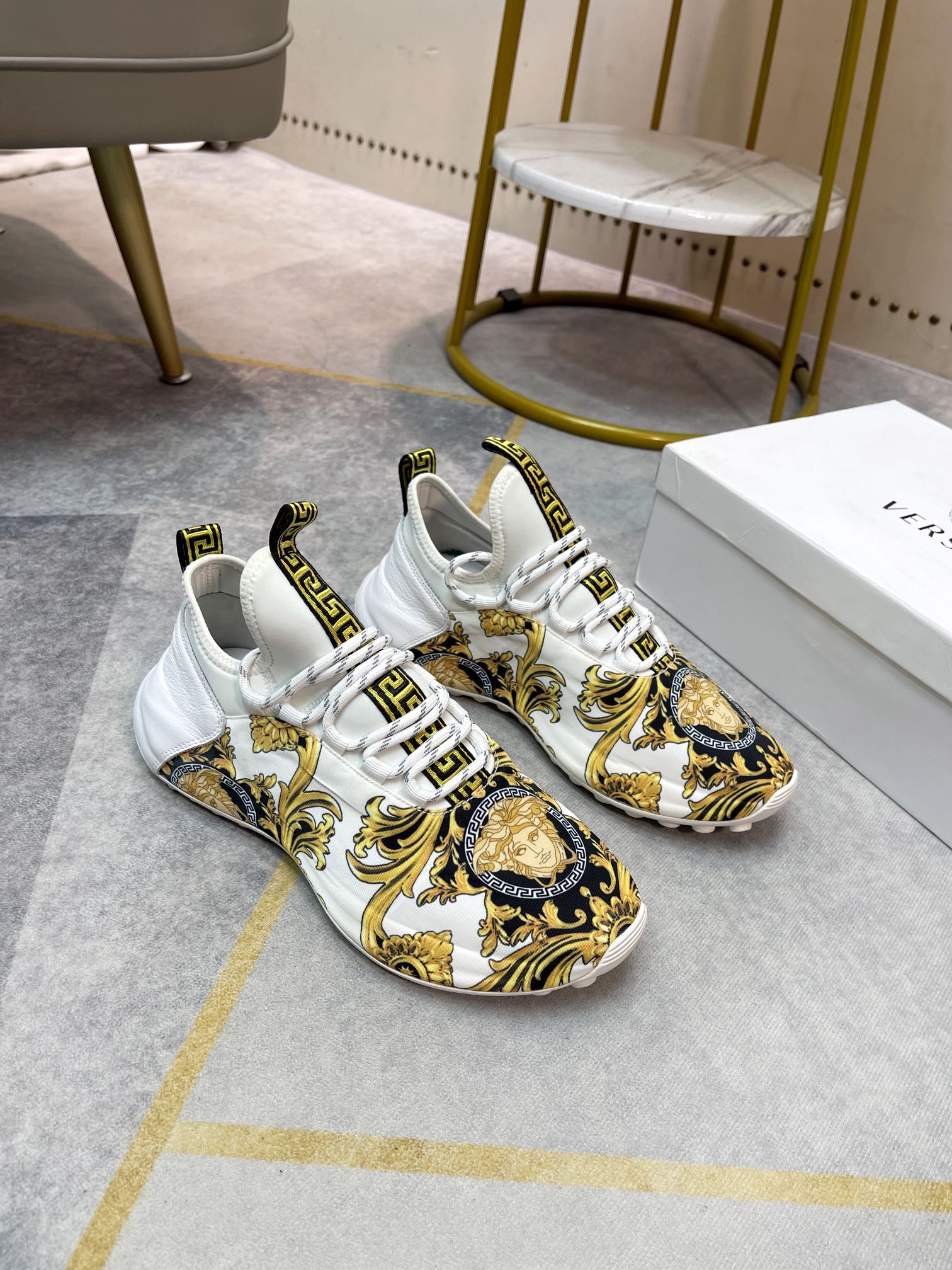 J0    Versace 范思哲 休闲男鞋、隐形内增高男鞋, 鞋面进口优质牛皮,鞋面品牌logo装饰,奢华大气,一脚蹬穿脱方便,柔软舒适头层真皮内里垫脚. 码数： 38-44 45定制不退换