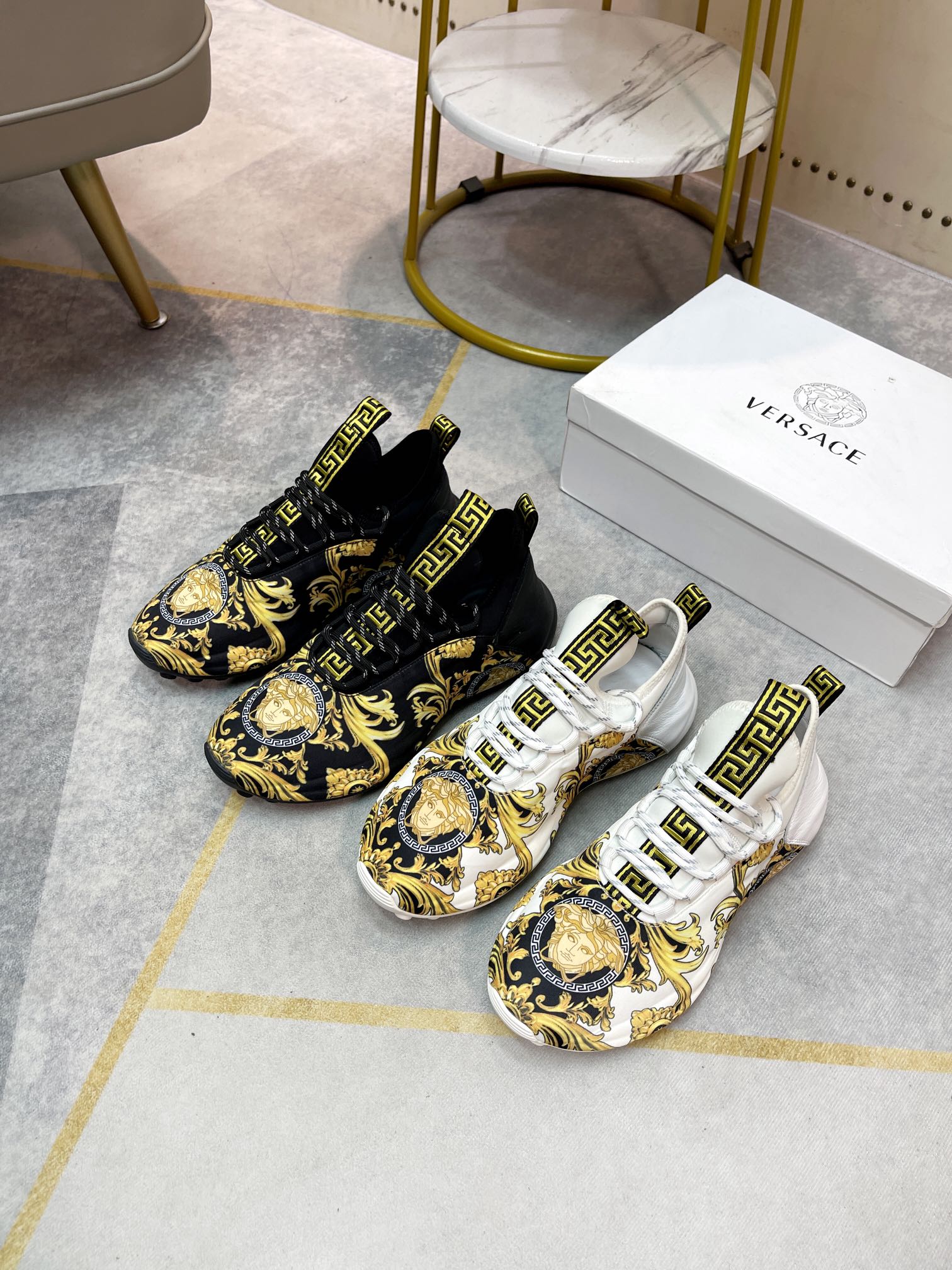 J0  组合图   Versace 范思哲 休闲男鞋、隐形内增高男鞋, 鞋面进口优质牛皮,鞋面品牌logo装饰,奢华大气,一脚蹬穿脱方便,柔软舒适头层真皮内里垫脚. 码数： 38-44 45定制不退换