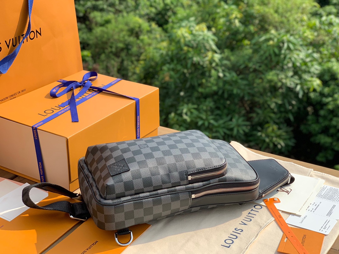 🌼 m45302尺寸21-31-10cm原厂渠道特供，LV黑格系列Avenue单肩包，此款采用Damie