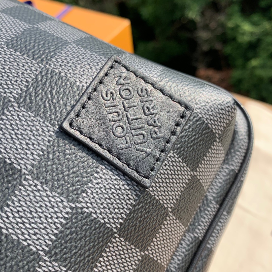 🌼 m45302尺寸21-31-10cm原厂渠道特供，LV黑格系列Avenue单肩包，此款采用Damie