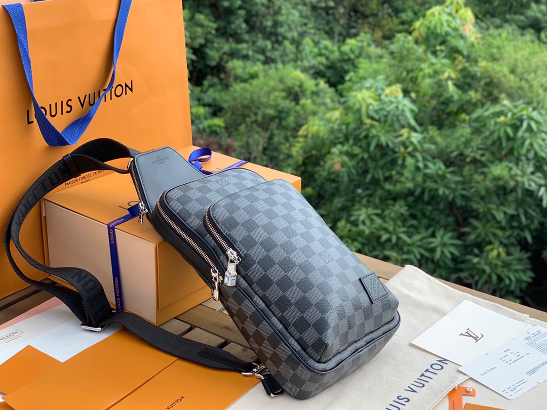 🌼 m45302尺寸21-31-10cm原厂渠道特供，LV黑格系列Avenue单肩包，此款采用Damie