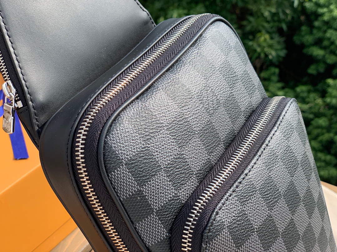 🌼 m45302尺寸21-31-10cm原厂渠道特供，LV黑格系列Avenue单肩包，此款采用Damie