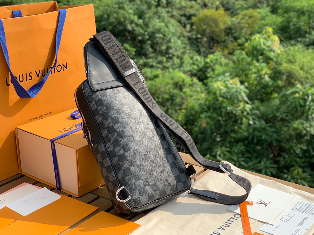 🌼 m45302尺寸21-31-10cm原厂渠道特供，LV黑格系列Avenue单肩包，此款采用Damie