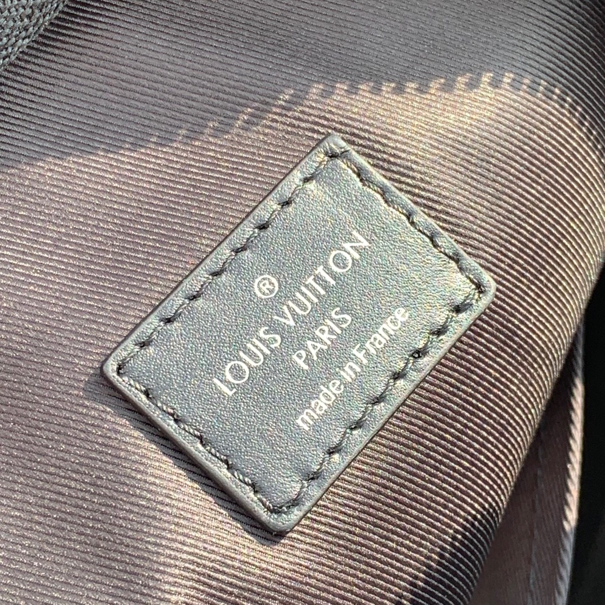 🌼 m45302尺寸21-31-10cm原厂渠道特供，LV黑格系列Avenue单肩包，此款采用Damie