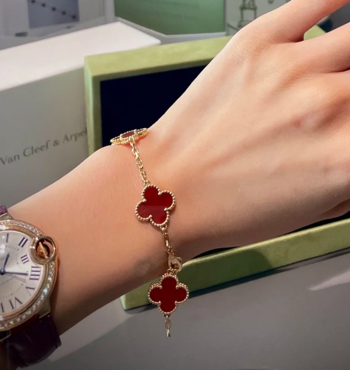 梵克雅宝经典款五花红玛瑙手链❤️无敌显白！“手链”如同女人手腕处的那一抹风景，在无声处诉说着无数的风情，而这一丝的风情与魅力，因为四叶草🍀的美好寓意，而更加的充满希望与活力。女人们佩戴四叶草手链，因