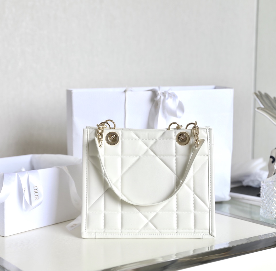 Dior mirror quality
 Handbags Tote Bags Gold White Cowhide Fall/Winter Collection Essential Chains