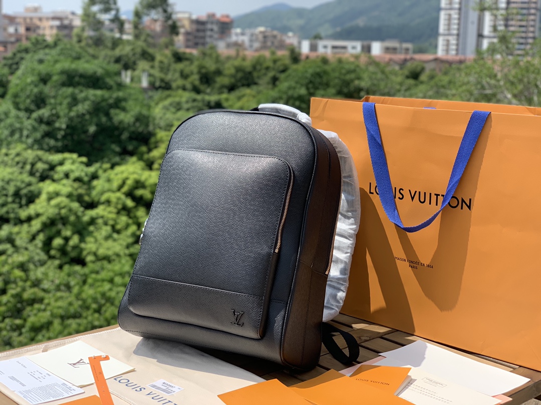 🌼 m30857尺寸31-39-14cm香港渠道LV新款十字纹牛皮男士双肩背包！ADRIAN 双肩包以 