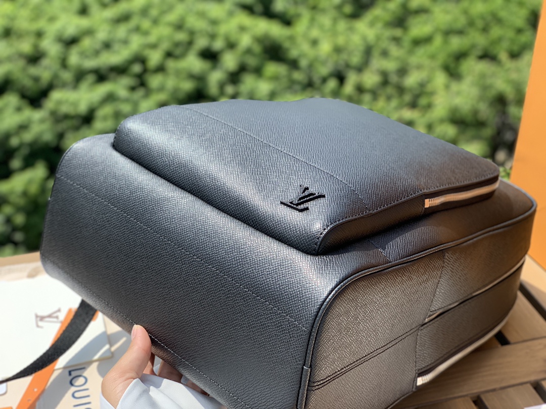 🌼 m30857尺寸31-39-14cm香港渠道LV新款十字纹牛皮男士双肩背包！ADRIAN 双肩包以 