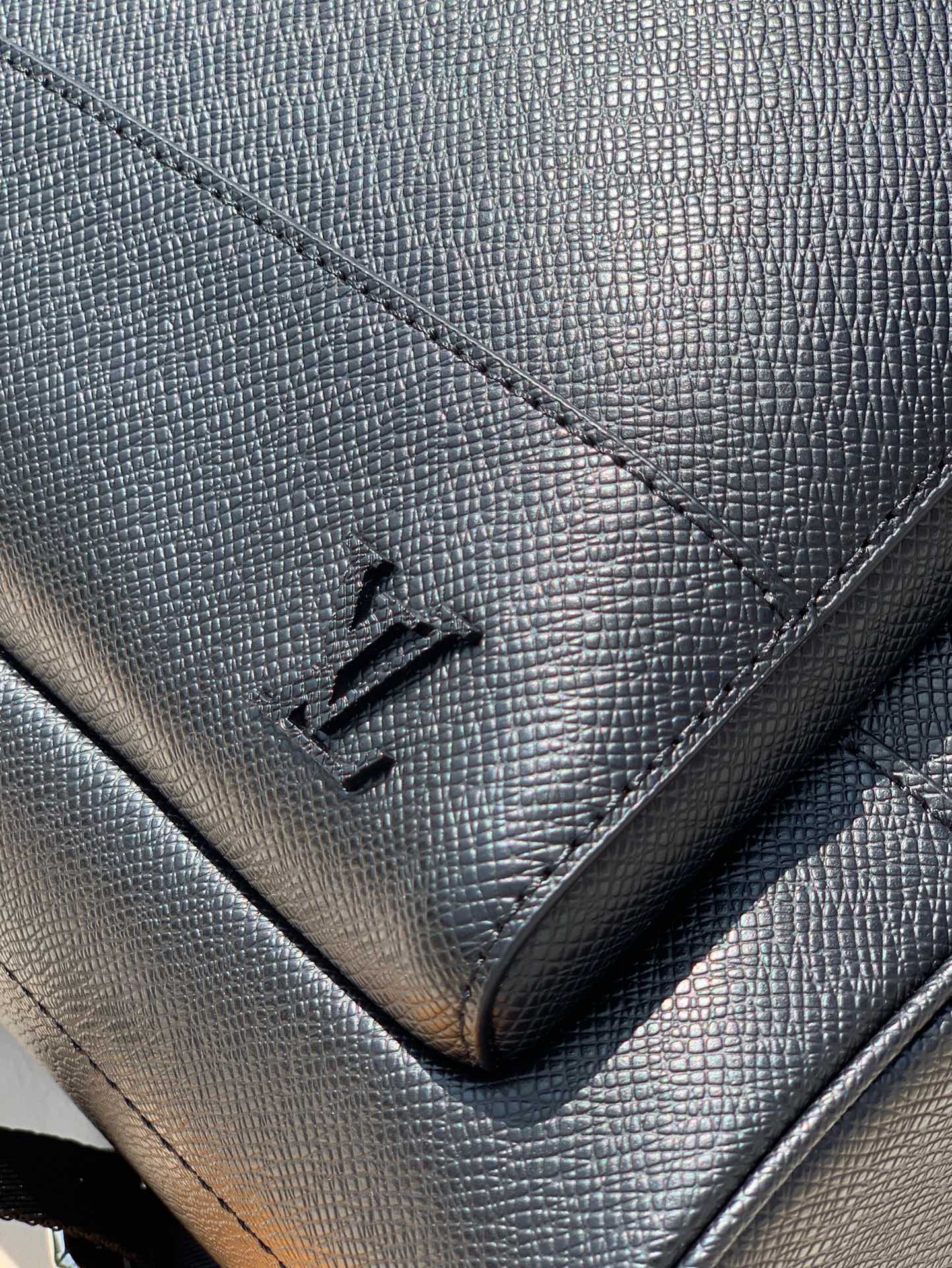 🌼 m30857尺寸31-39-14cm香港渠道LV新款十字纹牛皮男士双肩背包！ADRIAN 双肩包以 