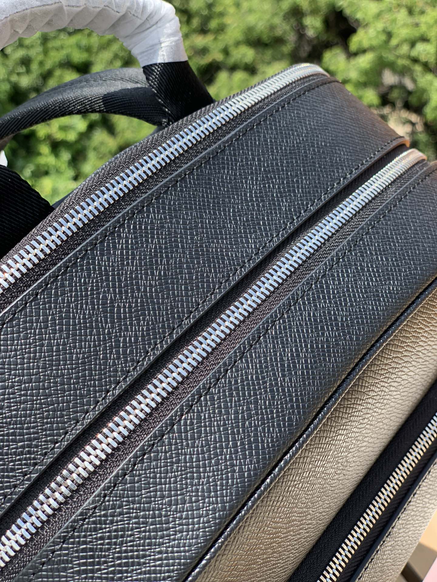 🌼 m30857尺寸31-39-14cm香港渠道LV新款十字纹牛皮男士双肩背包！ADRIAN 双肩包以 