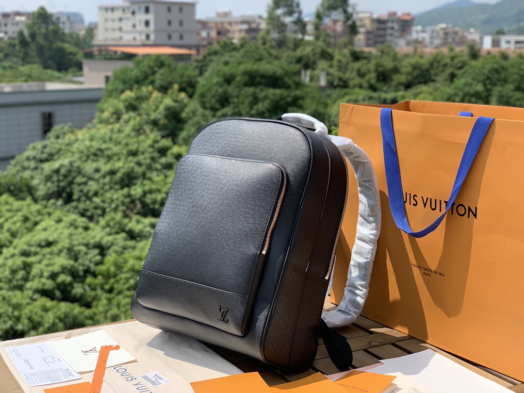 🌼 m30857尺寸31-39-14cm香港渠道LV新款十字纹牛皮男士双肩背包！ADRIAN 双肩包以 