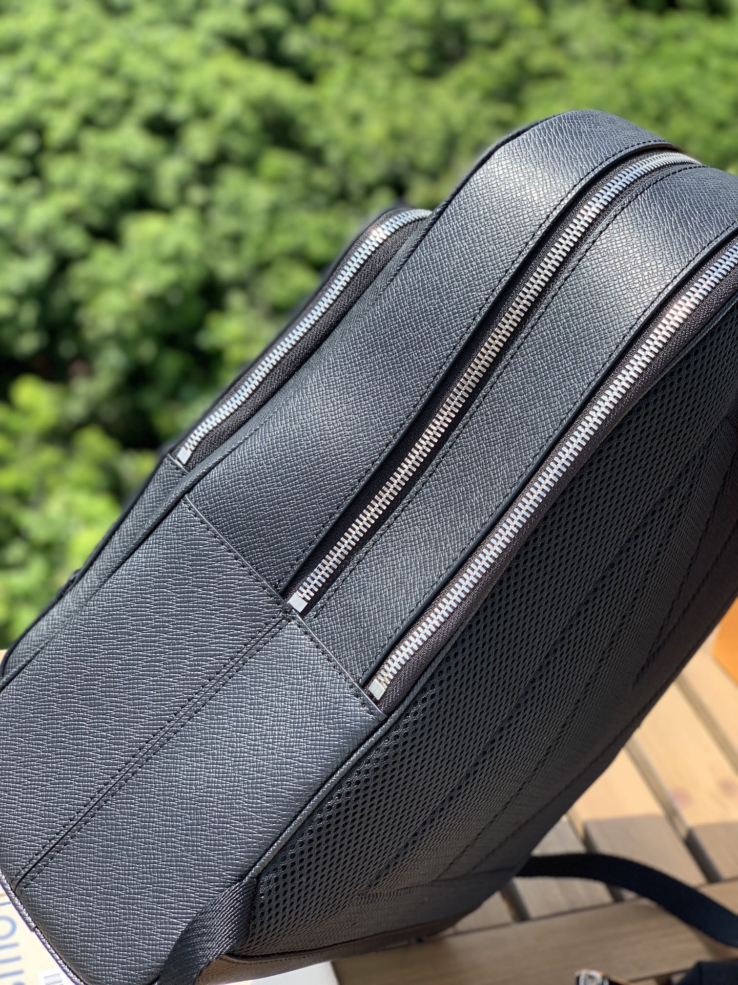 🌼 m30857尺寸31-39-14cm香港渠道LV新款十字纹牛皮男士双肩背包！ADRIAN 双肩包以 