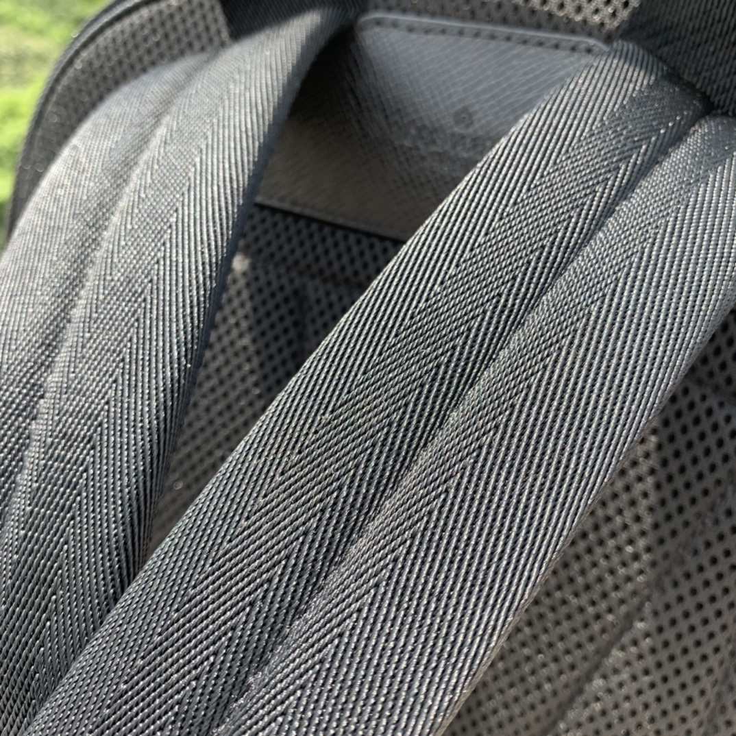 🌼 m30857尺寸31-39-14cm香港渠道LV新款十字纹牛皮男士双肩背包！ADRIAN 双肩包以 