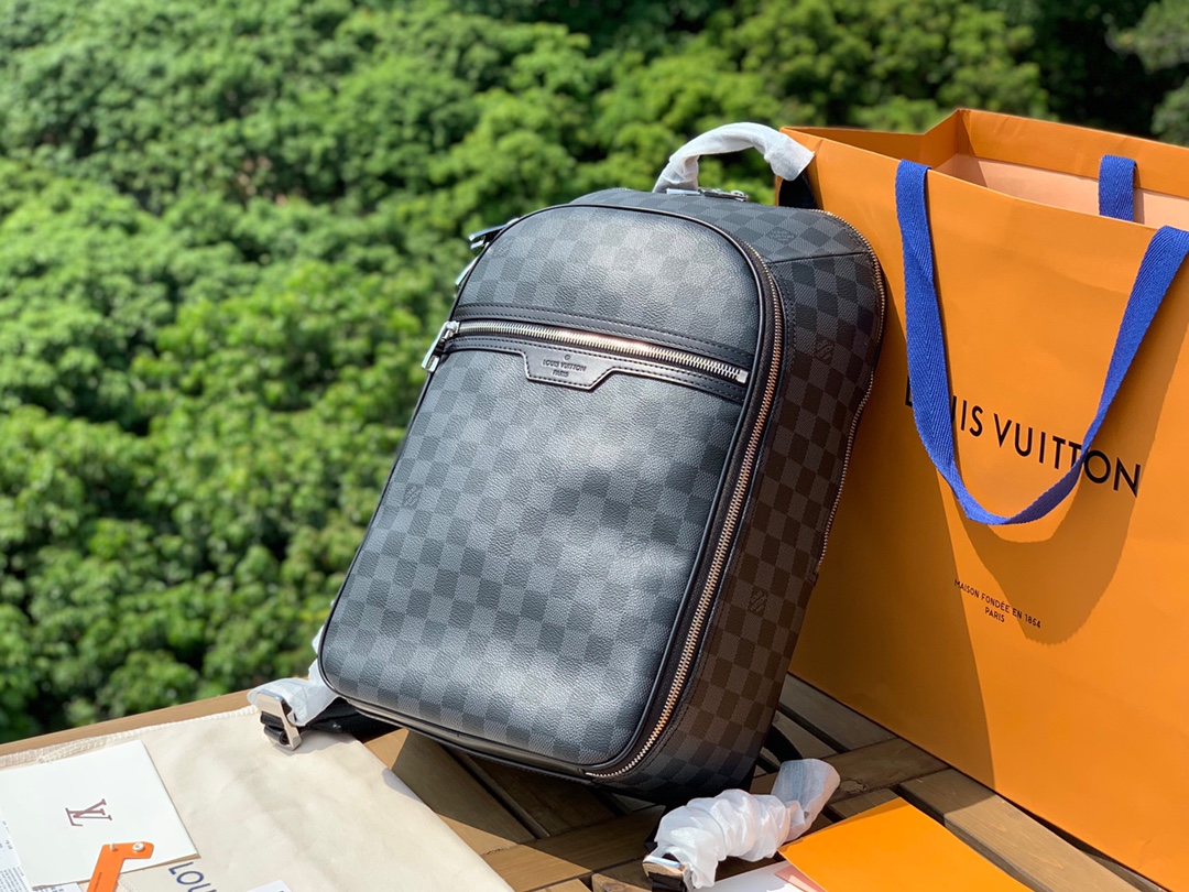 🌼 m45279尺寸28-45-18cmLV 新款MICHAEL 黑灰棋盘格双肩包，这款 Michael