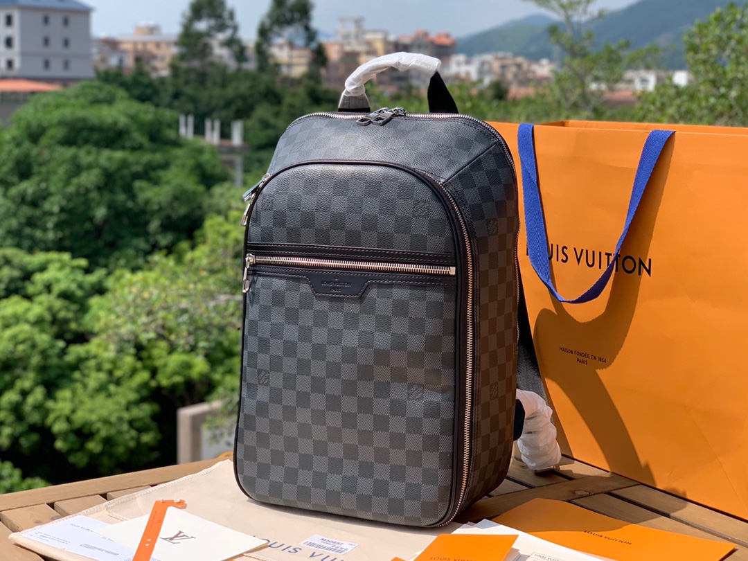 🌼 m45279尺寸28-45-18cmLV 新款MICHAEL 黑灰棋盘格双肩包，这款 Michael