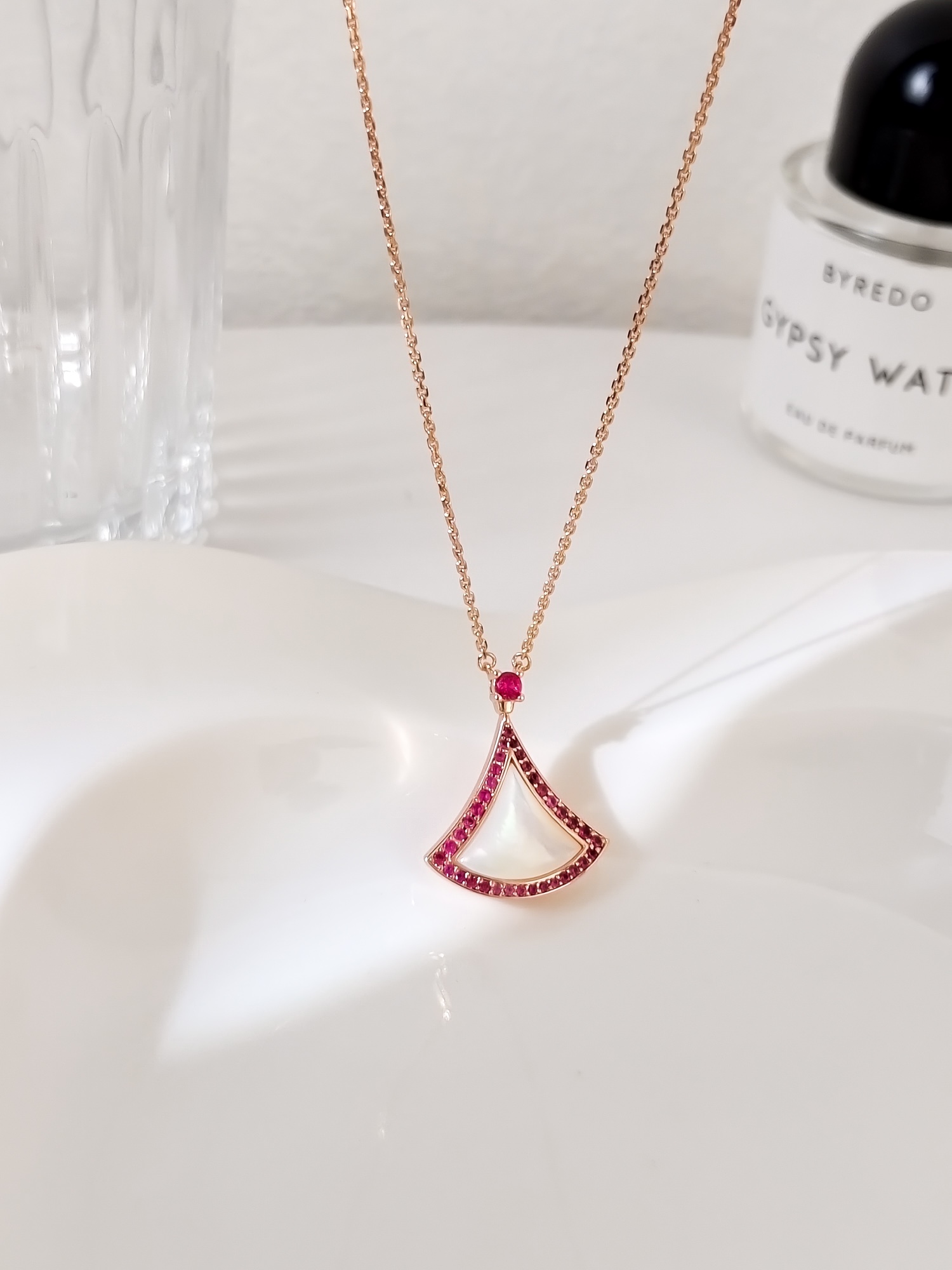 2022七夕💕热烈缤纷款，BV特别款渐变粉蓝宝+细钻，整体很有层次感 ，让小扇子变成了粉嫩的小裙子 ，对