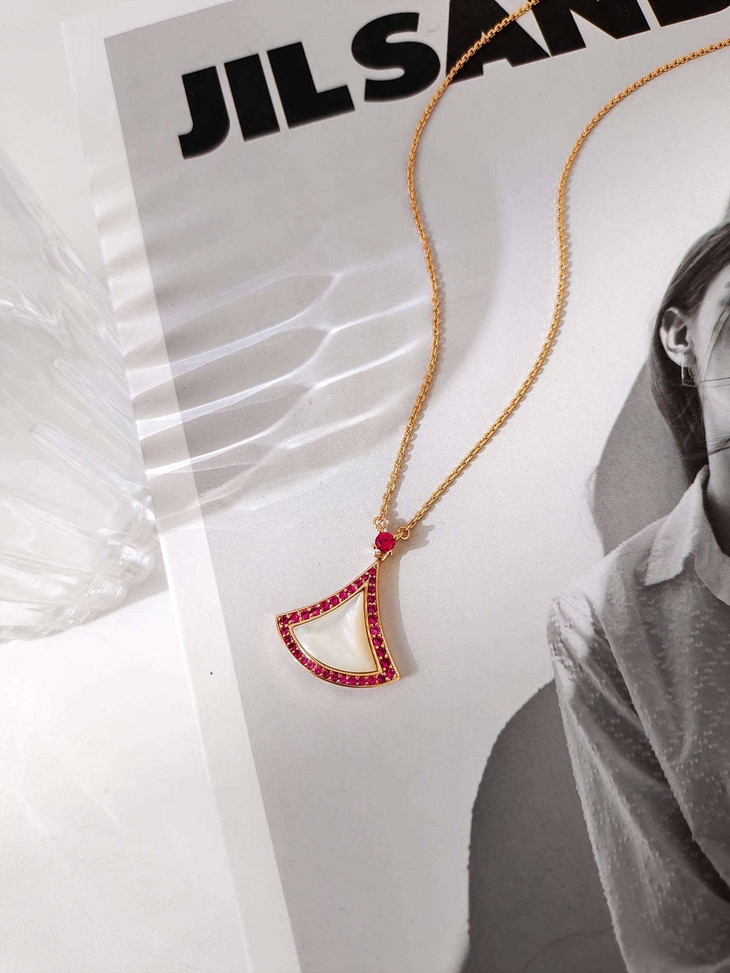 2022七夕💕热烈缤纷款，BV特别款渐变粉蓝宝+细钻，整体很有层次感 ，让小扇子变成了粉嫩的小裙子 ，对