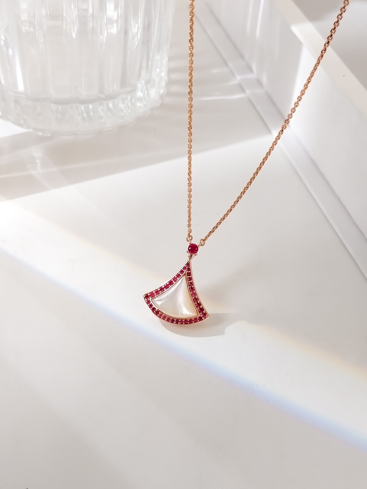 2022七夕💕热烈缤纷款，BV特别款渐变粉蓝宝+细钻，整体很有层次感 ，让小扇子变成了粉嫩的小裙子 ，对