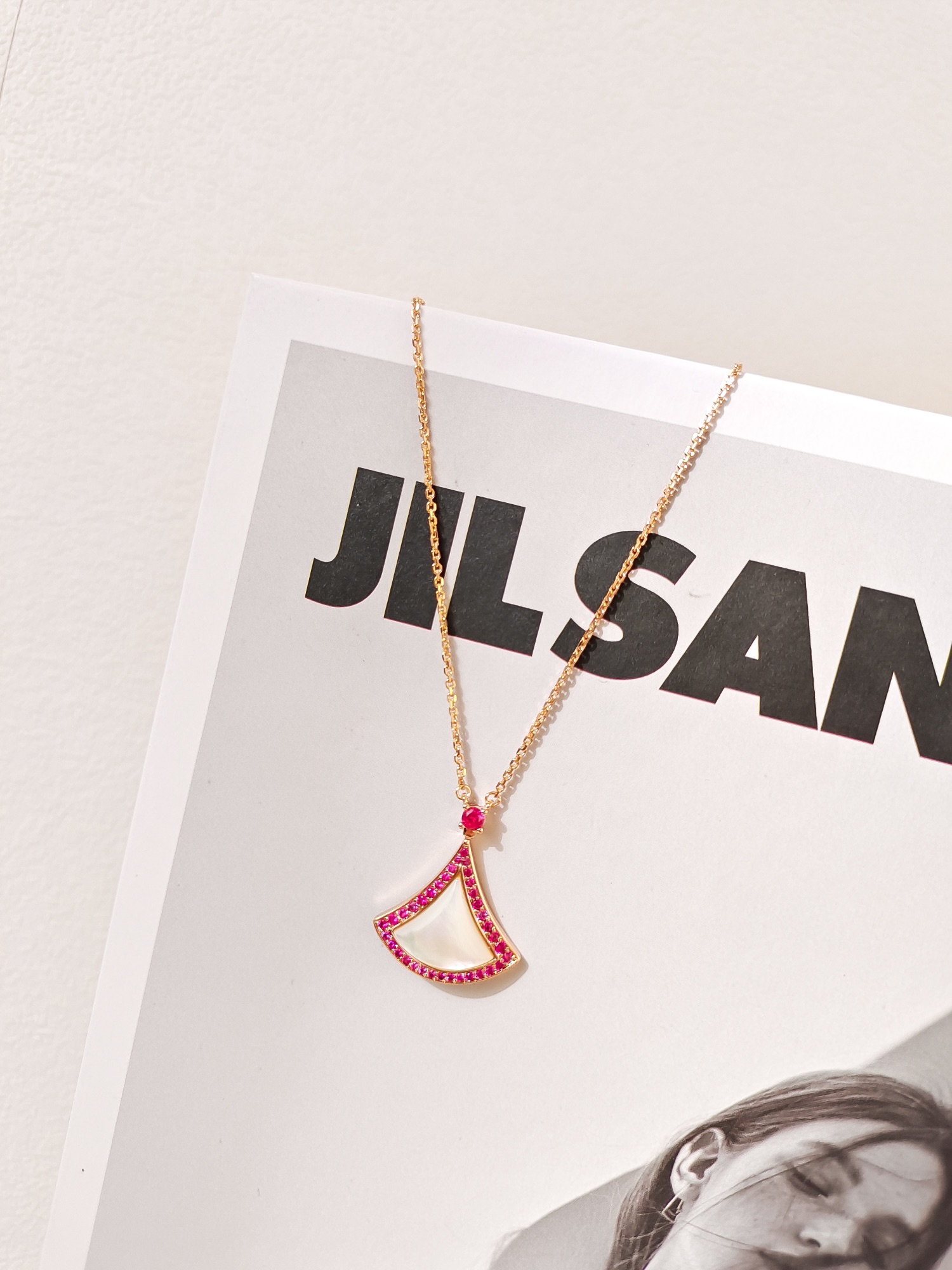 2022七夕💕热烈缤纷款，BV特别款渐变粉蓝宝+细钻，整体很有层次感 ，让小扇子变成了粉嫩的小裙子 ，对