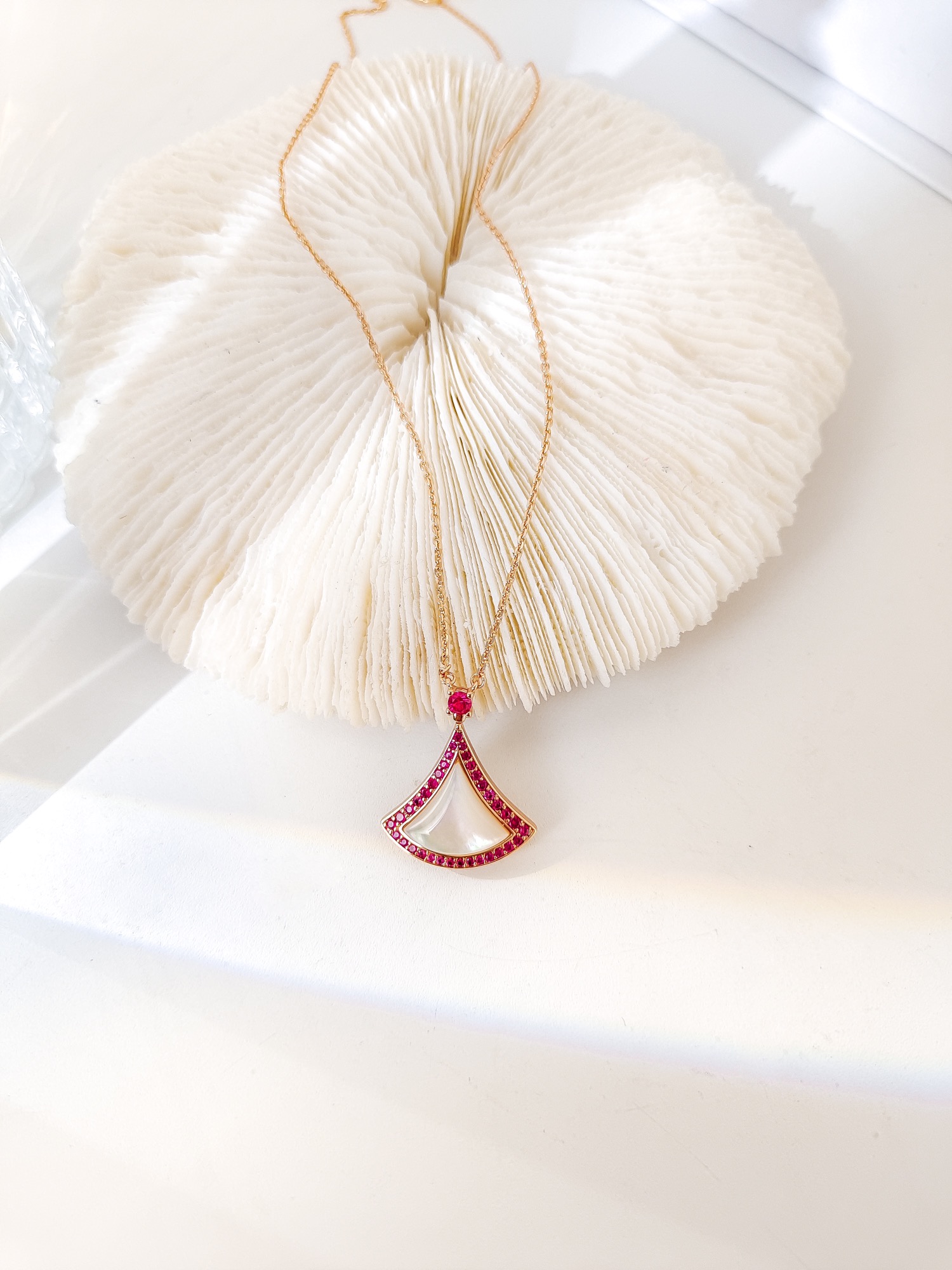 2022七夕💕热烈缤纷款，BV特别款渐变粉蓝宝+细钻，整体很有层次感 ，让小扇子变成了粉嫩的小裙子 ，对