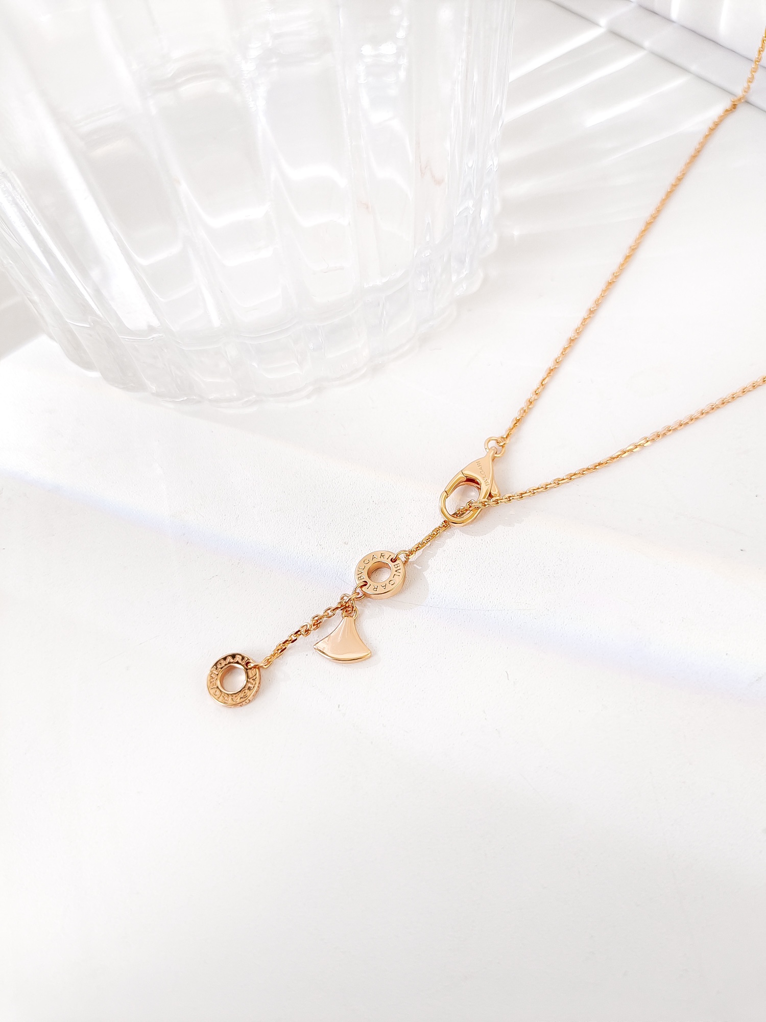 2022七夕💕热烈缤纷款，BV特别款渐变粉蓝宝+细钻，整体很有层次感 ，让小扇子变成了粉嫩的小裙子 ，对