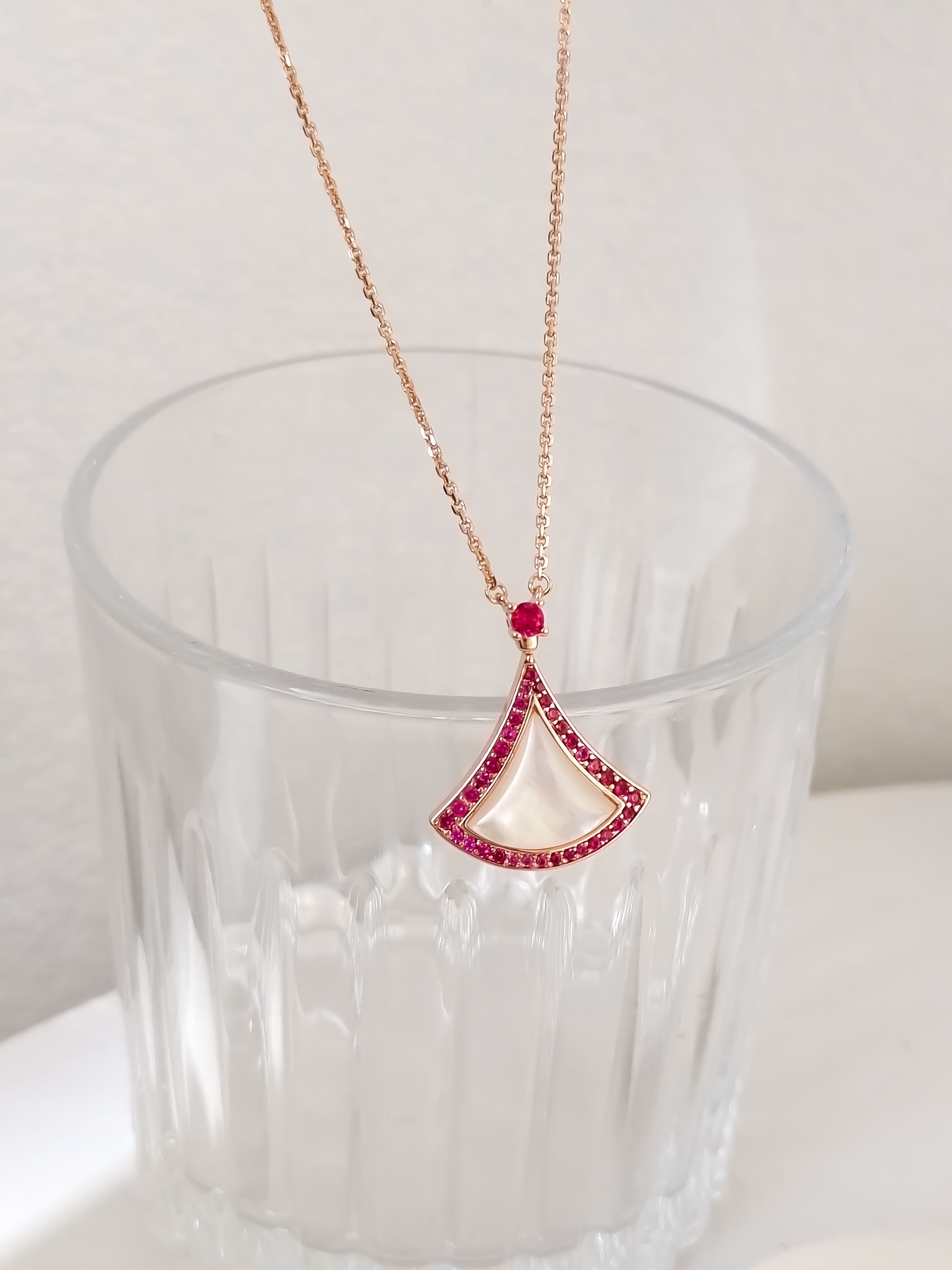 2022七夕💕热烈缤纷款，BV特别款渐变粉蓝宝+细钻，整体很有层次感 ，让小扇子变成了粉嫩的小裙子 ，对