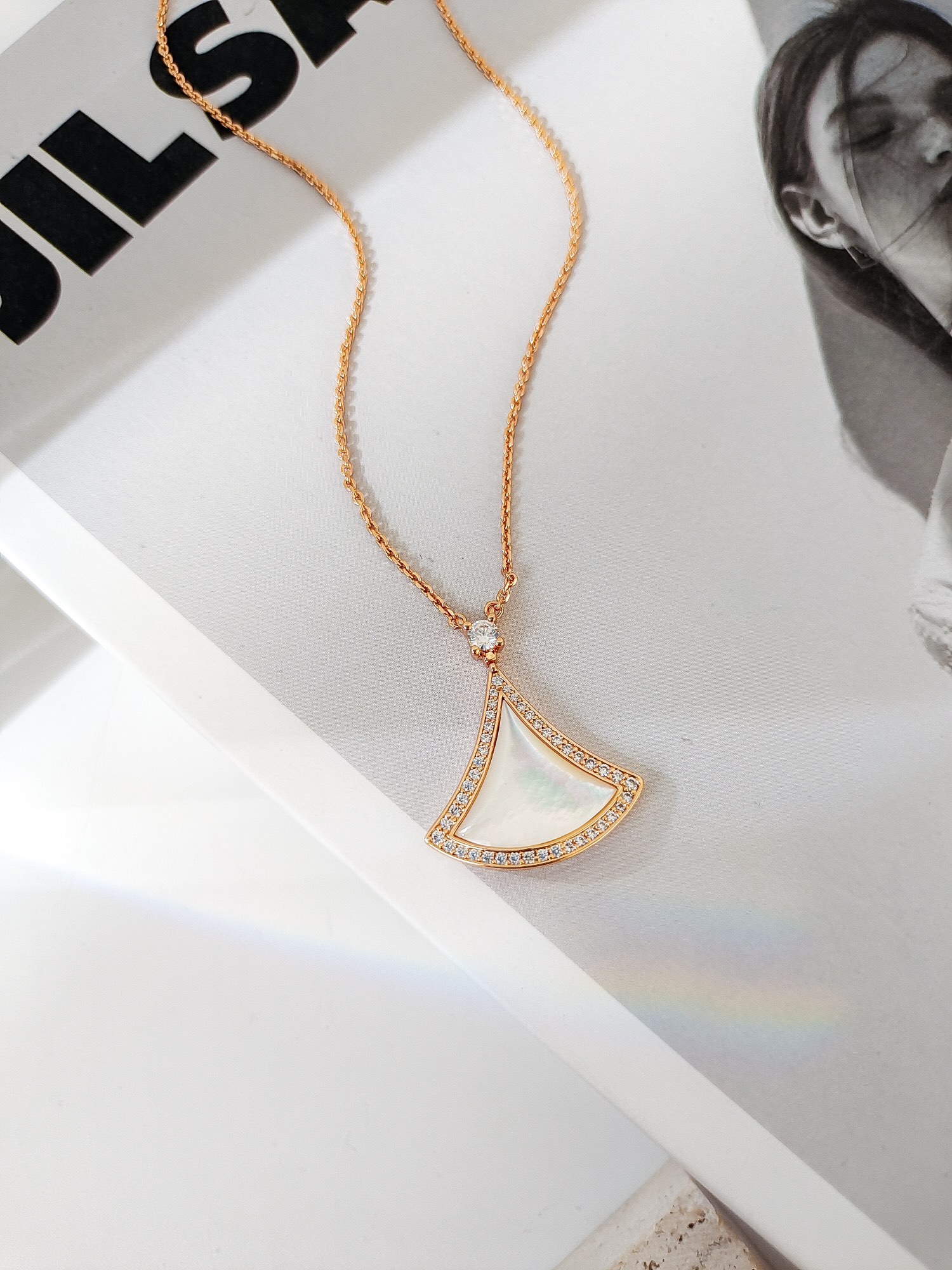 Elegant DIVAS’ DREAM Necklace Inspired by Roman Spirit and Italian Aesthetics - 图片 6