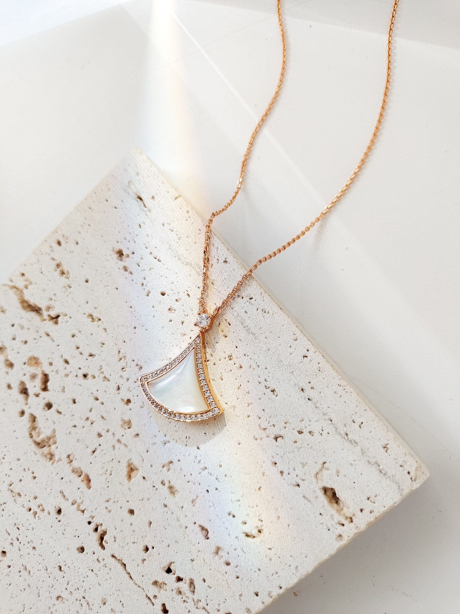 Elegant DIVAS’ DREAM Necklace Inspired by Roman Spirit and Italian Aesthetics - 图片 5