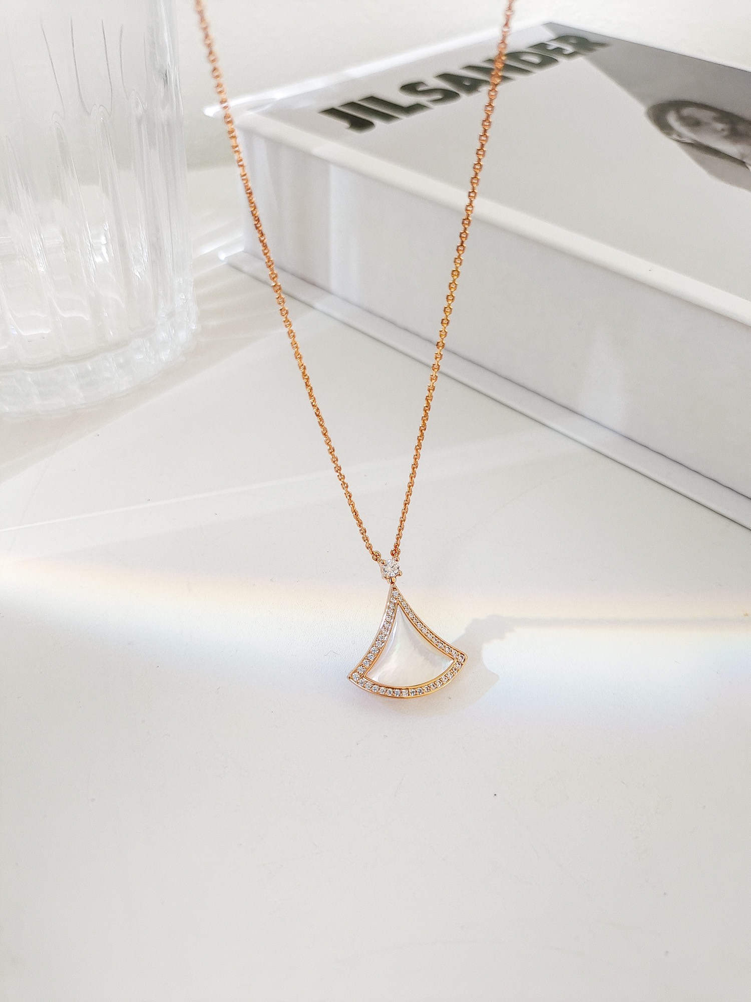 Elegant DIVAS’ DREAM Necklace Inspired by Roman Spirit and Italian Aesthetics - 图片 4