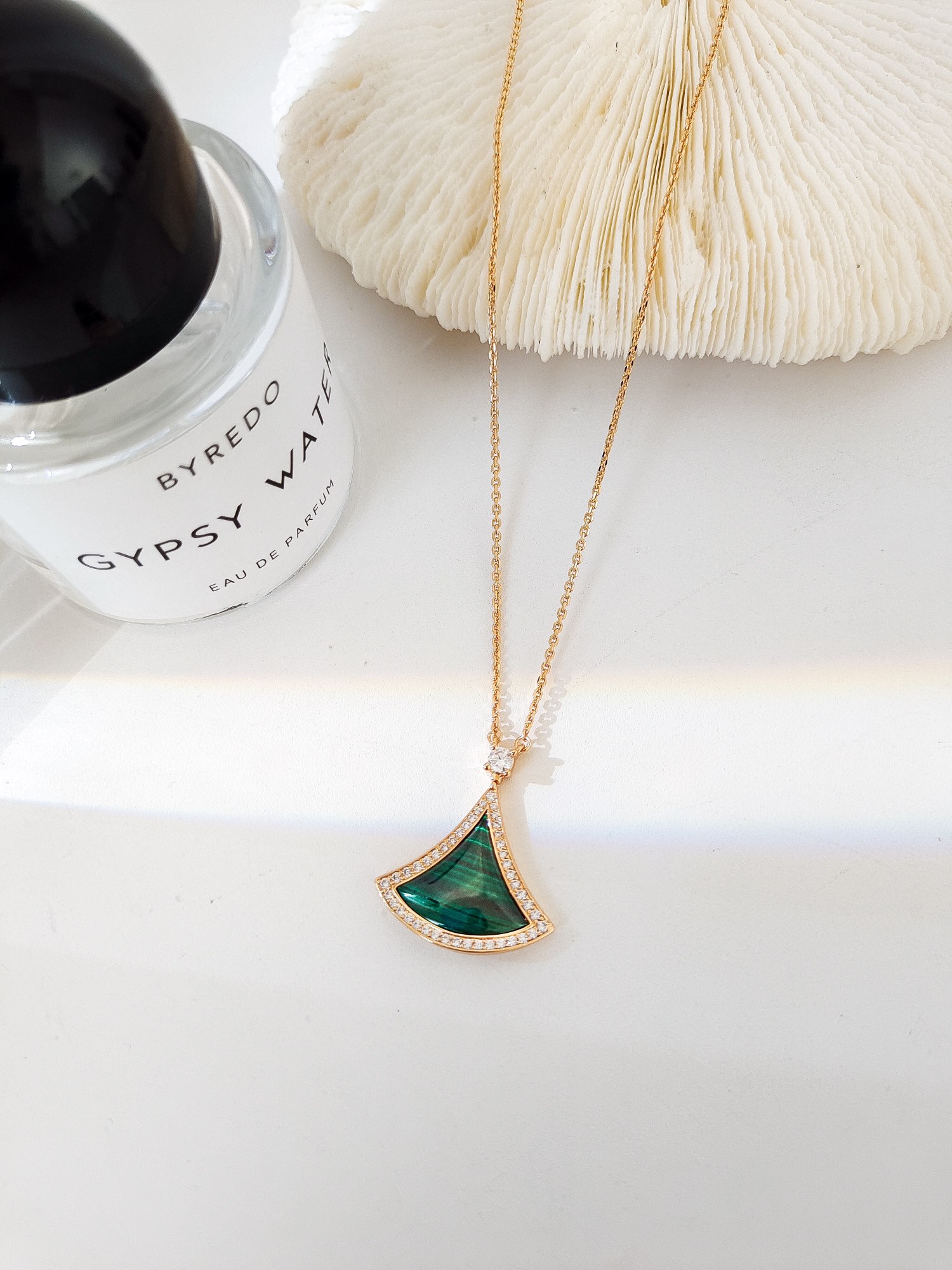 Elegant DIVAS’ DREAM Necklace Inspired by Roman Spirit and Italian Aesthetics - 图片 1