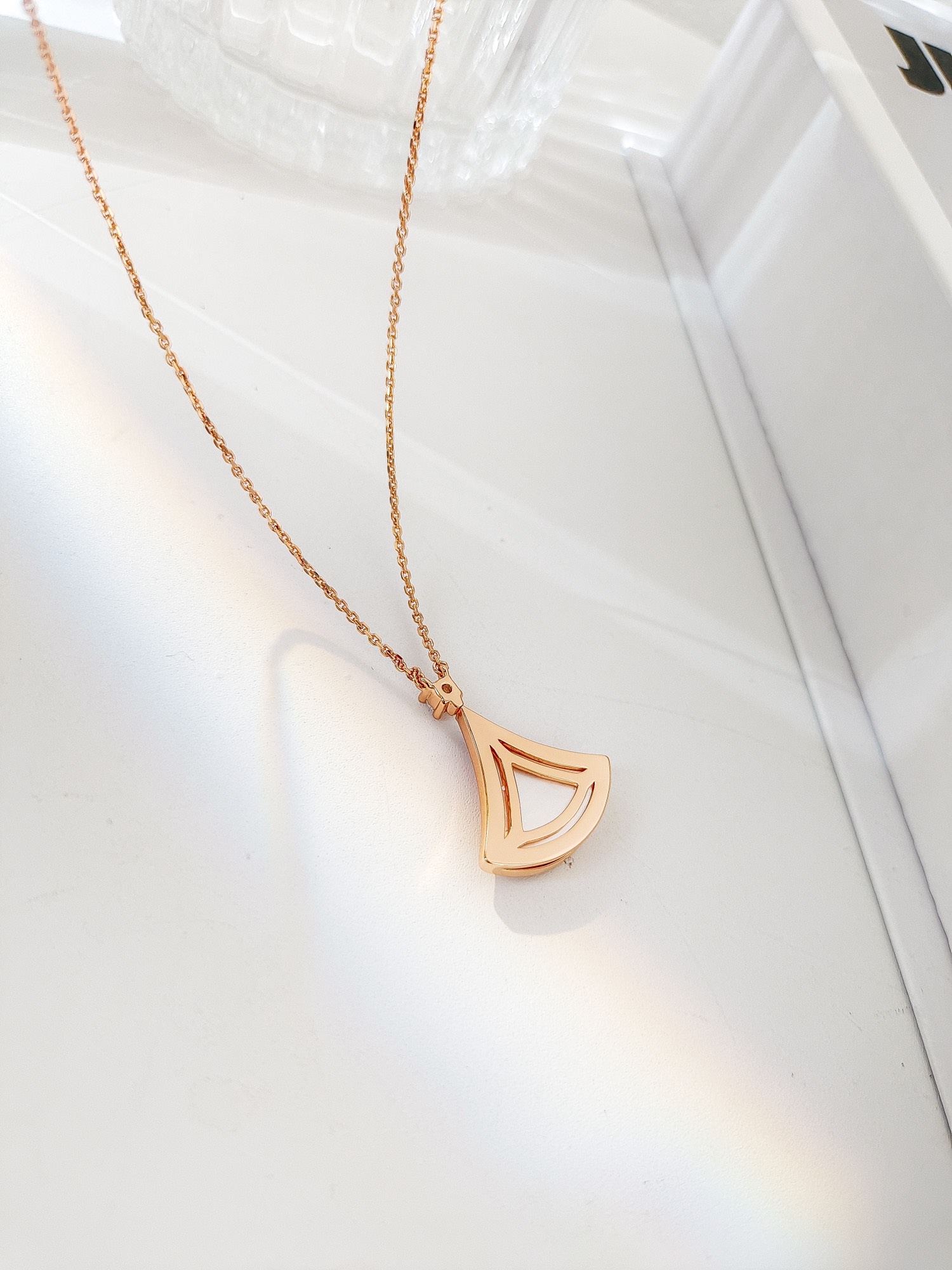 Elegant DIVAS’ DREAM Necklace Inspired by Roman Spirit and Italian Aesthetics - 图片 9