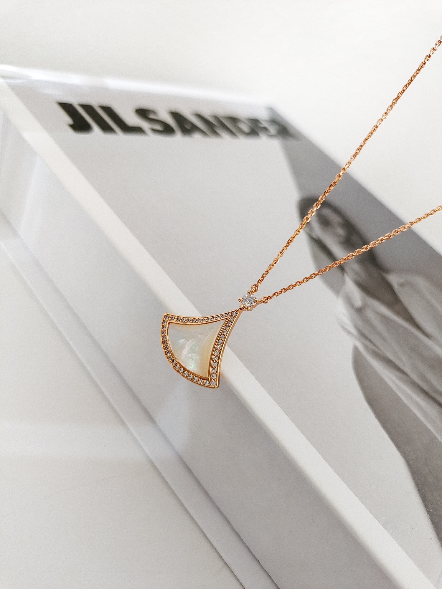 Elegant DIVAS’ DREAM Necklace Inspired by Roman Spirit and Italian Aesthetics - 图片 7