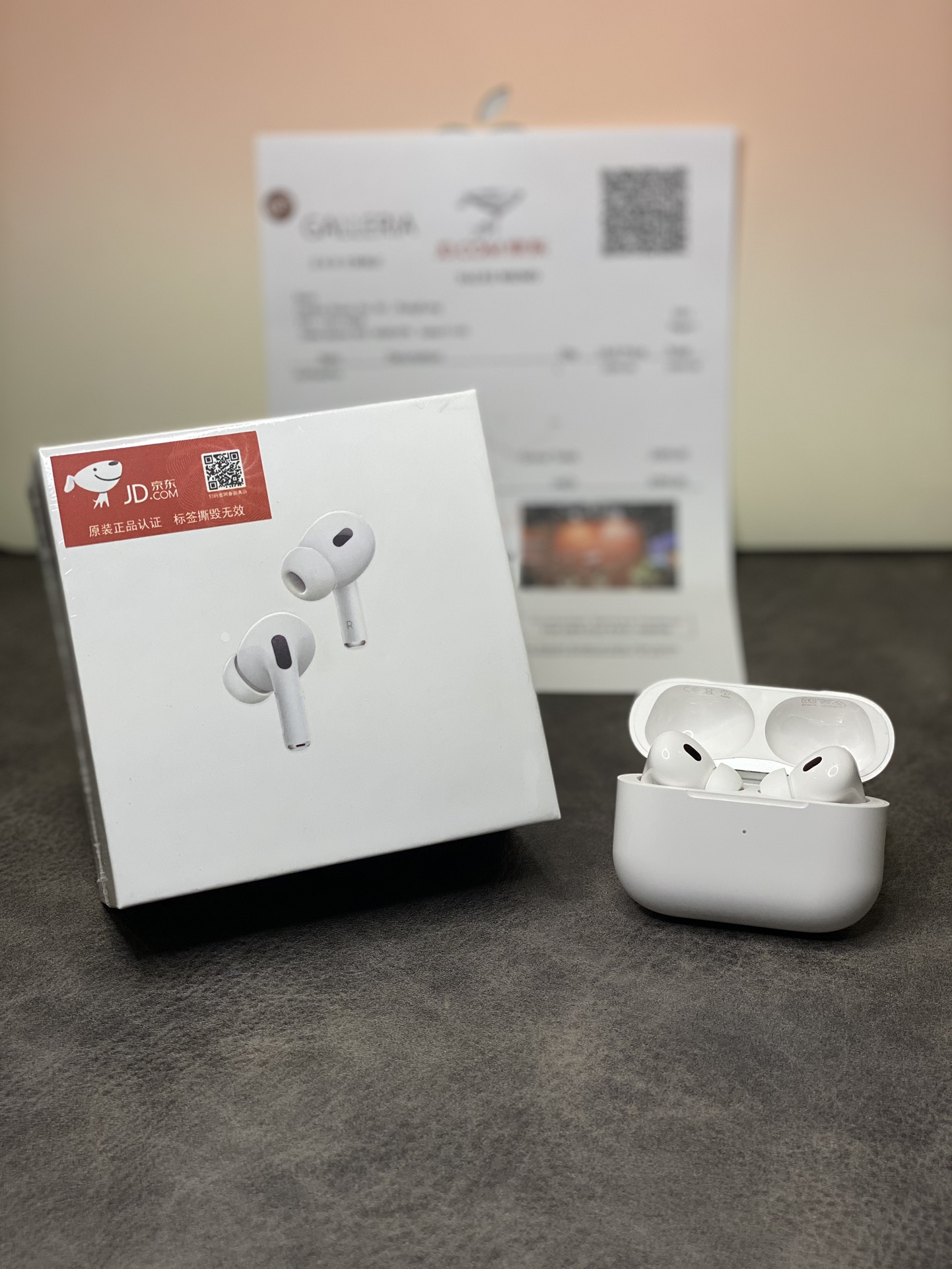 本地放店💰100 市面卖140+‼️
苹果AirPodsPro2 新款耳机 简称5代 京东版
市面主流络达1536U芯片 稳定性无需多介绍
原装壳料 五码合一 外观百分百跟正品一样
支持弹窗修改名字 带入耳检测功能 双捏切歌等操作
自带GPS定位查找 正品有的功能基本都有
真实ANC通透 降噪双模式 区别市面通货不带降噪
带空间音频功能 享受3D立体音效
升级纽扣电池 实测听歌6小时 搭配充电仓可用1天
真石墨烯振膜喇叭 高频清脆低频有力 稳稳的小钢炮
只做可查真码 机身跟外包装序列号官网可查验!
支持苹果 安卓等系统 完美兼容市面各种手机
赠送全套京东发票 挂绳 保护壳 发货纸箱等
售后保修三个月 耳机外观没磨损支持退换