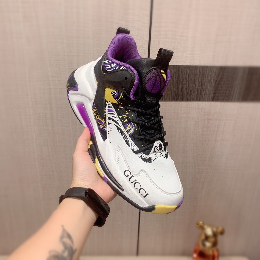 I5 运动 Gucci  古奇   最新爆款休闲鞋，顶端品牌奢侈～代购，顶级～质量。专柜同卖产品鞋面選用进口透气材质透气运动内里精细做工。原版个性时尚柔软橡膠耐磨防滑大底，上脚轻巧舒适，实物拍摄實物更好看，005码: 38-43。2色入选