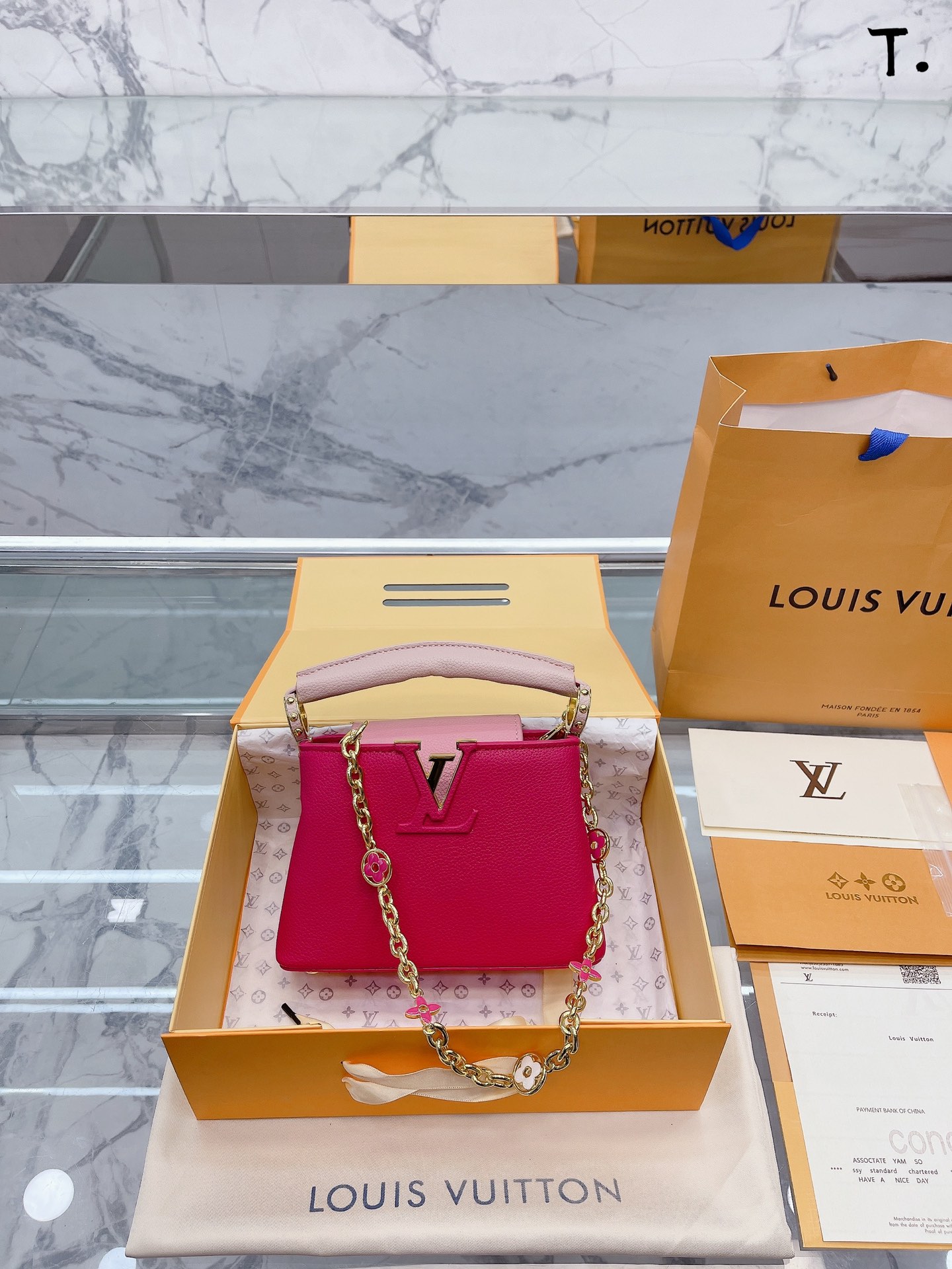 K5 原单牛皮 “升级款 mini Ca“折叠礼盒包装” 送专柜新品挂件 升级改造今年最多明星街拍的 Louis Vuitton 路易威登 LV 包包你能想到哪些款式呢？恐怕大多女性都会把目光锁定到柔软的荔枝纹Taurillon系列吧，因为全都是高端之选，无论是休闲商务都是最有品味的，Cabb 设计很有亮点，几乎是人见人爱的，在明星街拍中也最常见到，范冰冰、高圆圆等明星都是它的忠粉呢，尺寸小巧的迷你包，比起大号要显得甜美许多，尺寸：20 14 牛皮品质