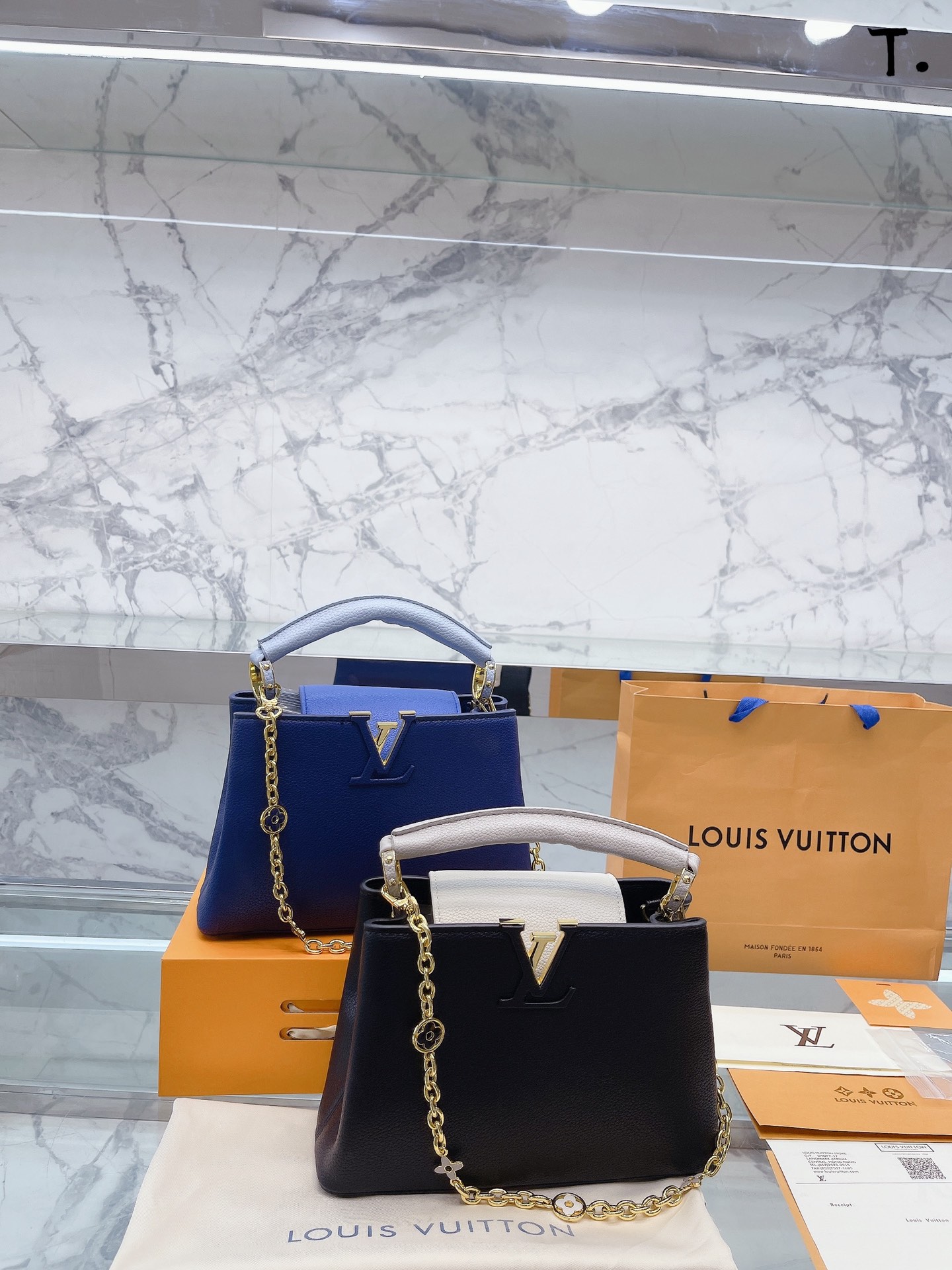 K5 原单牛皮 “升级款 mini Ca“折叠礼盒包装” 送专柜新品挂件 升级改造今年最多明星街拍的 Louis Vuitton 路易威登 LV 包包你能想到哪些款式呢？恐怕大多女性都会把目光锁定到柔软的荔枝纹Taurillon系列吧，因为全都是高端之选，无论是休闲商务都是最有品味的，Cabb 设计很有亮点，几乎是人见人爱的，在明星街拍中也最常见到，范冰冰、高圆圆等明星都是它的忠粉呢，尺寸小巧的迷你包，比起大号要显得甜美许多，尺寸：27 18 牛皮品质