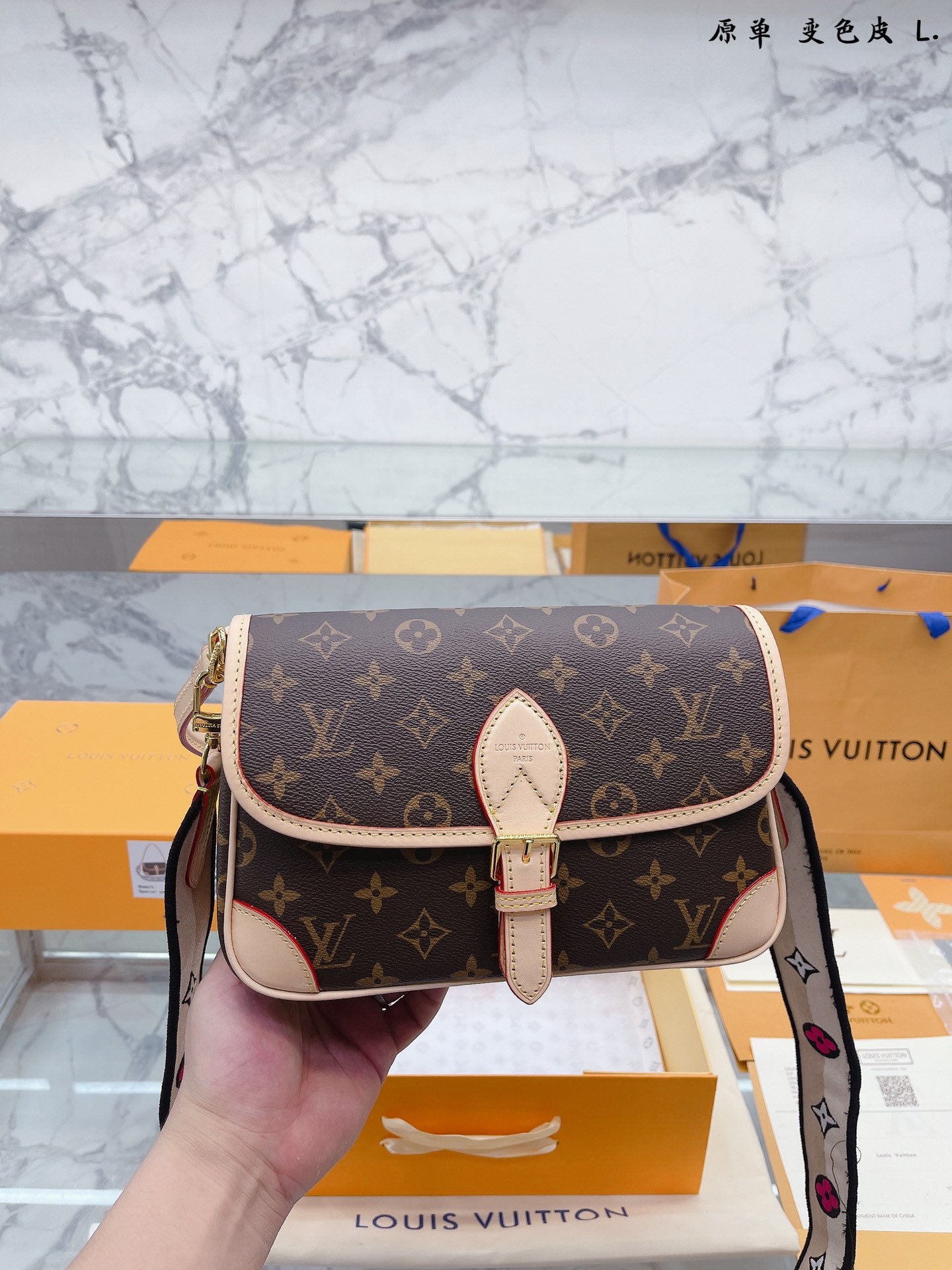 L0 变色皮天呐!! Louis Vuitton 路易威登 LV 法棍包穿搭也太好看了吧 无滤镜的上身实拍先 自从s 双肩带的配置让复古的气质中又带着时尚感搭配起来毫不违和并且肩带可以分开使用四舍五入等于两个包包hhh并且这款融合了|v家所有的爆款元素简直就是将流量密码集合于此必的 容量超级大并且不会有臃肿感我出门门]必备的全都放里， 面了还没装满26cm”},”increasePriceConfig”:{“itemPriceConfig”:0},”is_vip”:false,”videoURL”:”
