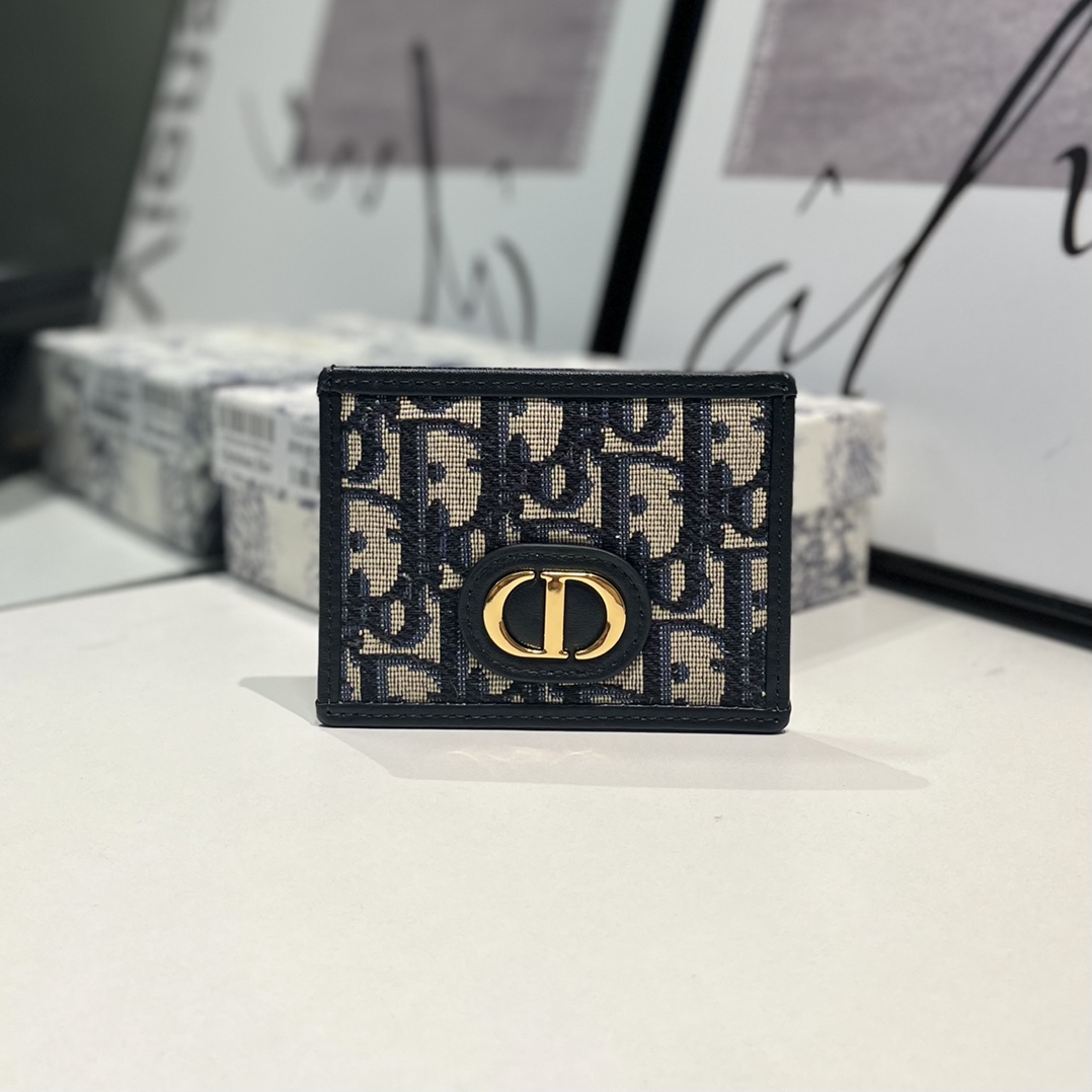 NO:671510,s This 30Montaigne card holder is exquisite and elegant. It is made of blue jacquard fabric, decorated with blique printing, and decorated with a 'CD' logo on the front. It can store small daily necessities and can be easily put into various handbags, Dior wallets, dior, wallets19860909s 这款30Montaigne卡夹精致典雅.采用蓝色提花面料,blique印花装饰,正面饰以“CD”标志,可收纳小件日用品,可轻松放入各式手袋中,Dior钱包,dior,wallets,欧美剧