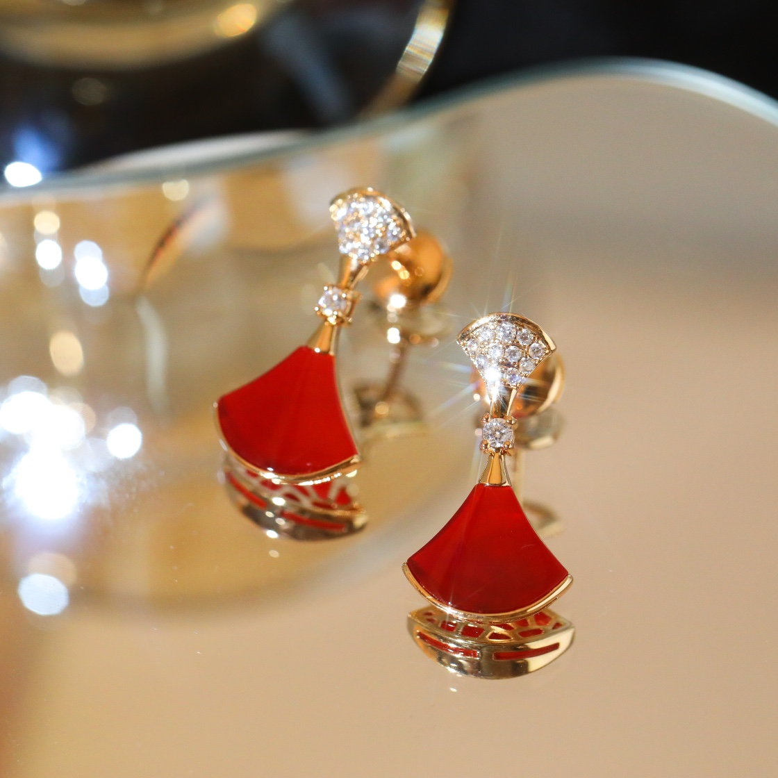 Bvlgari Boucles d'oreilles rouge éventail serti de diamants