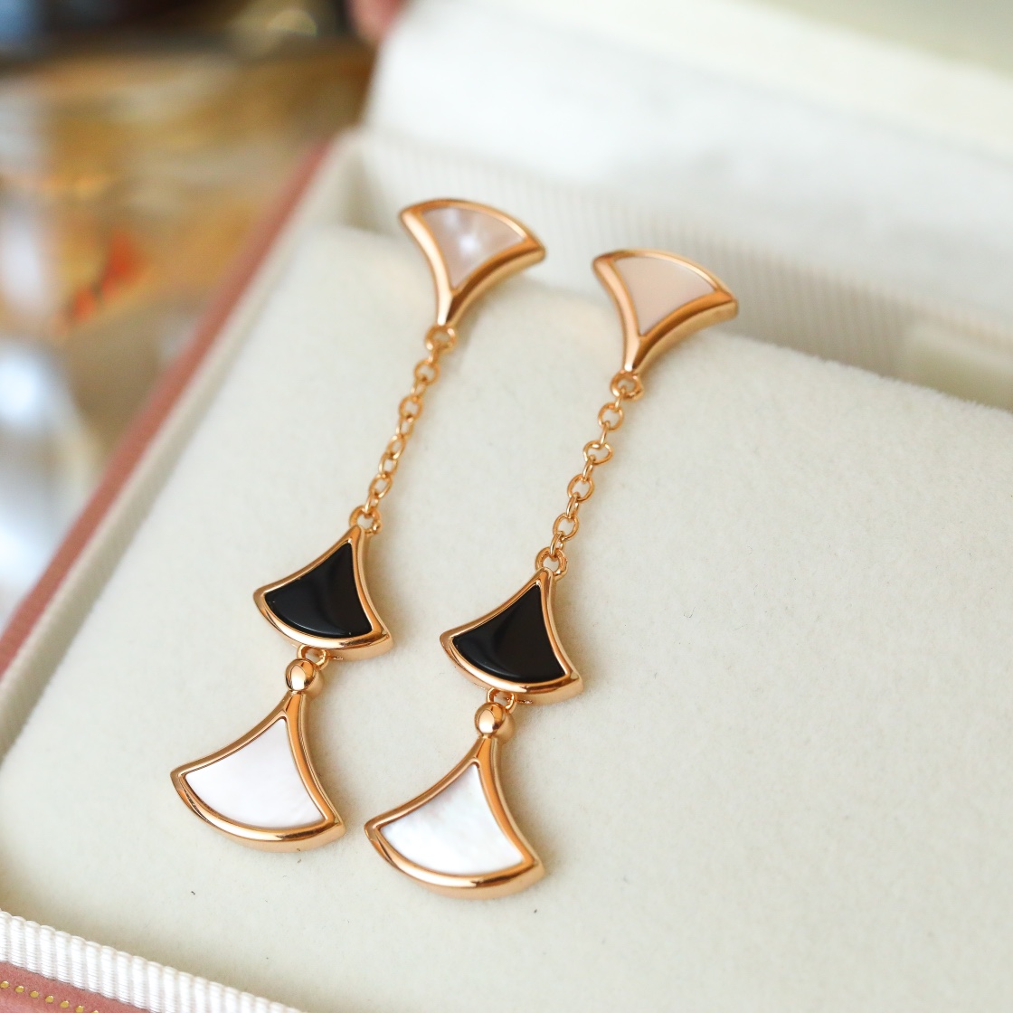 Bvlgari DIVAS' DREAM Earrings White Mother of Pearl Long Drop Earrings