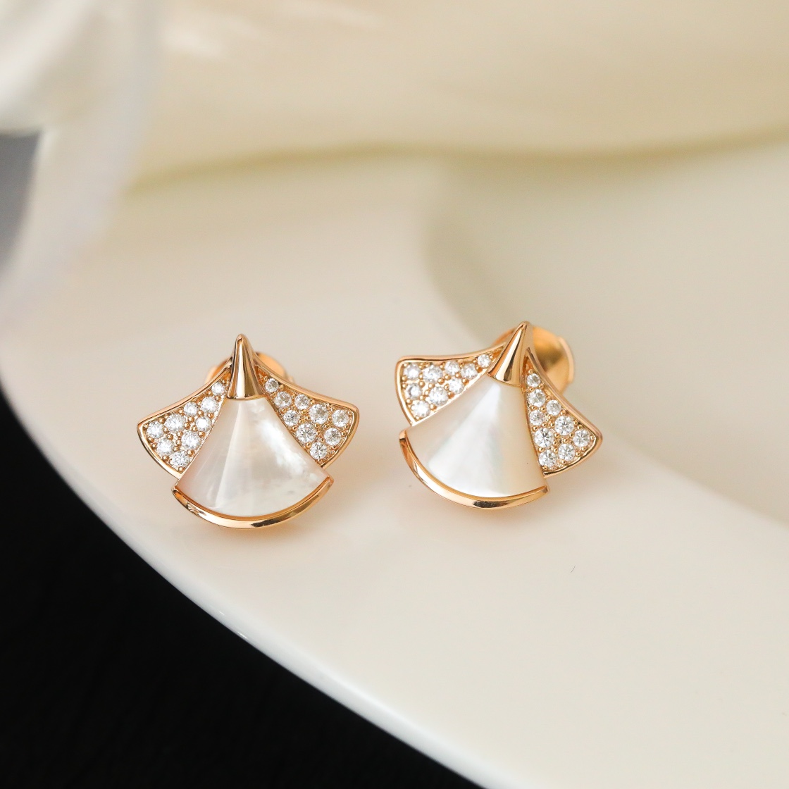 Bvlgari Diva Earrings White Mother-of-Pearl Fan-shaped Stud Earrings